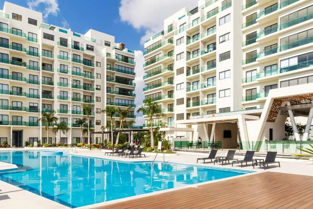 Communal lounge/ TV room in Luxury Condo, 2BR, Fast Internet, Condo Akul