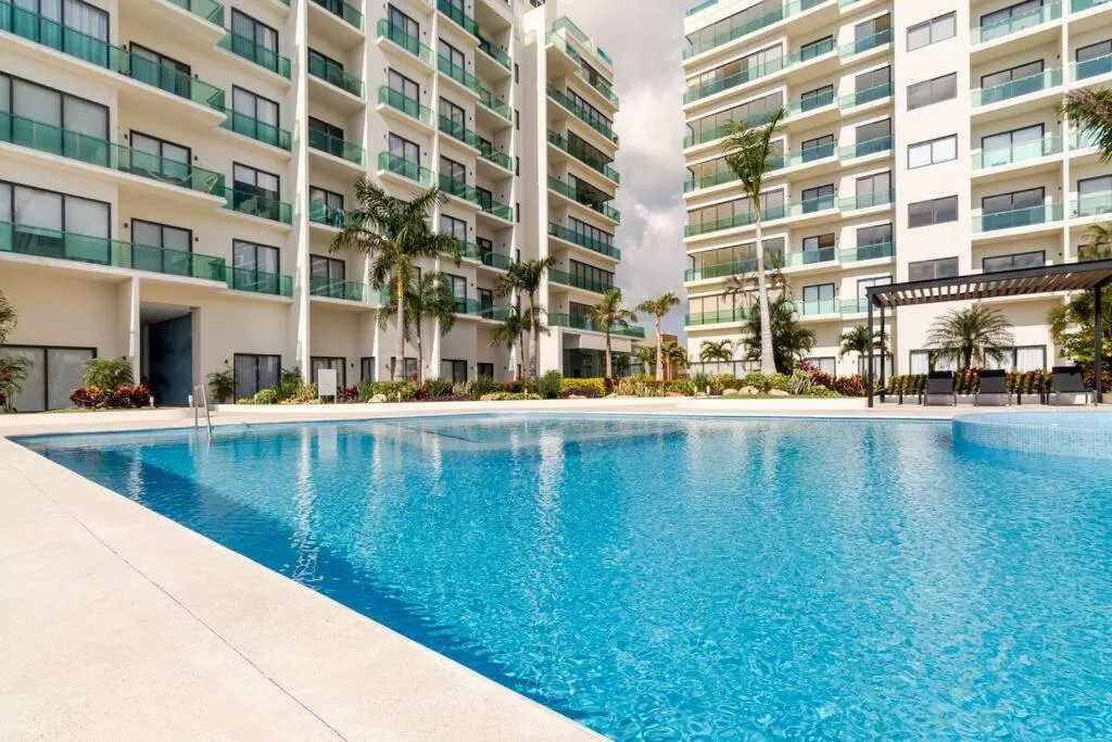 Pool view in Luxury Condo, 2BR, Fast Internet, Condo Akul