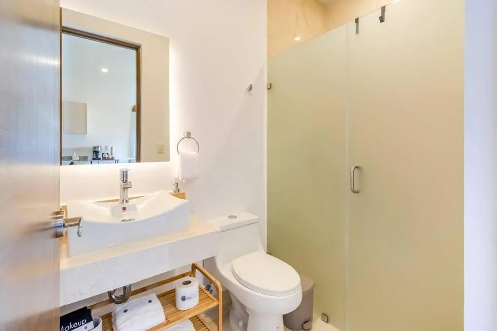 Shower in Luxury Condo, 2BR, Fast Internet, Condo Akul