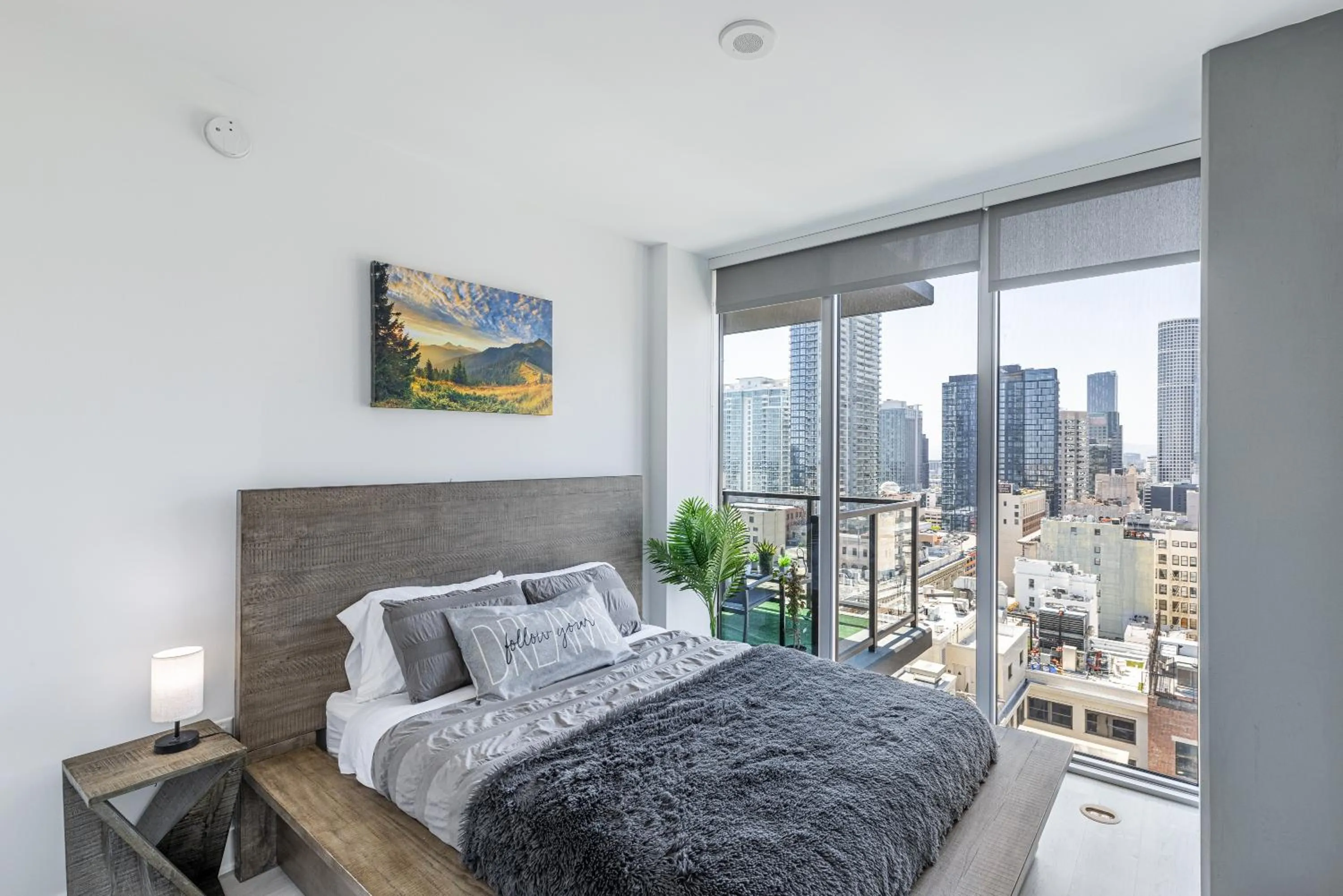 Bed in Top Floor High Rise 3 Bed DTLA Skyscraper Penthouse