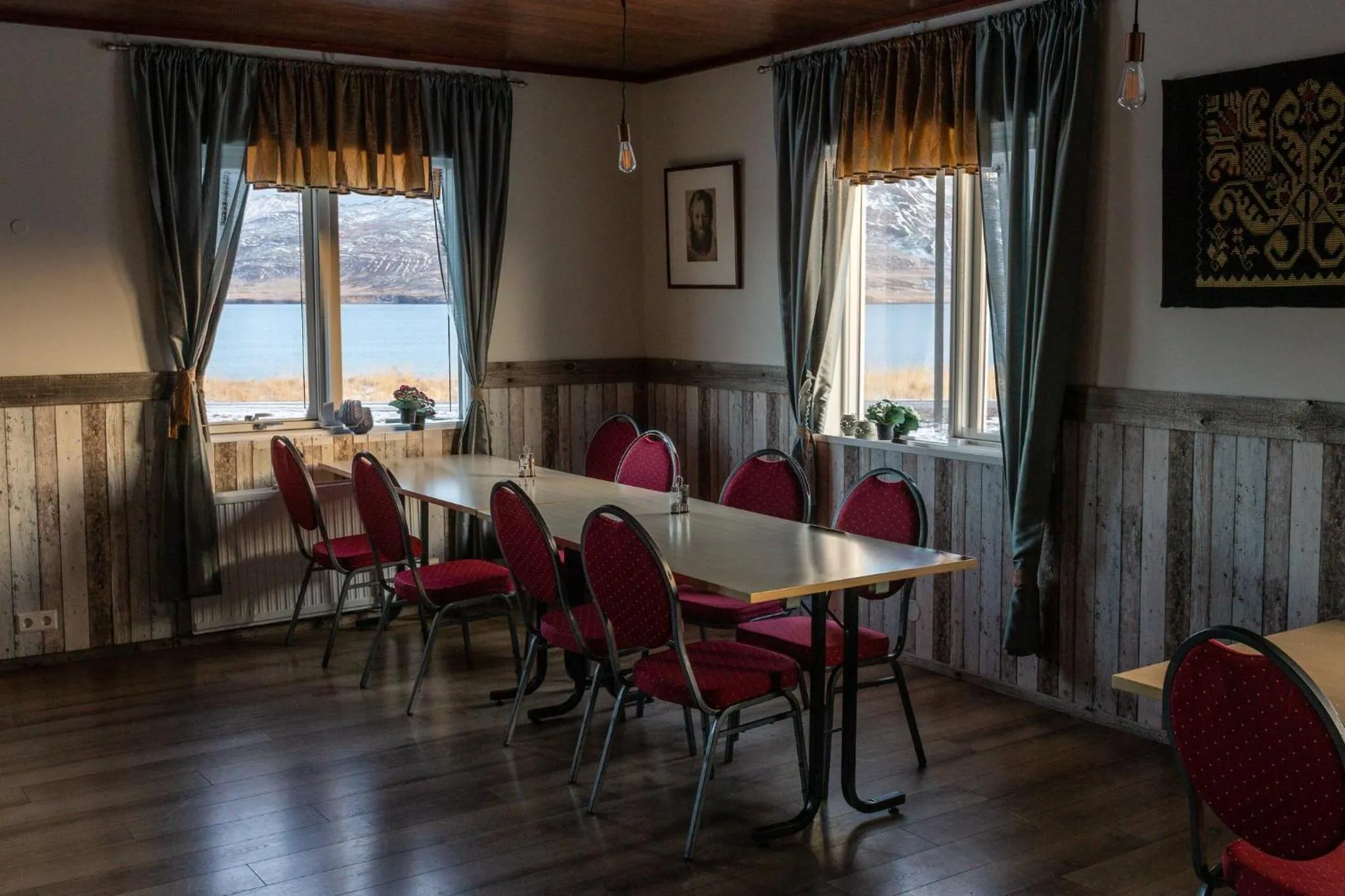 Restaurant/places to eat in Álfheimar Hotel