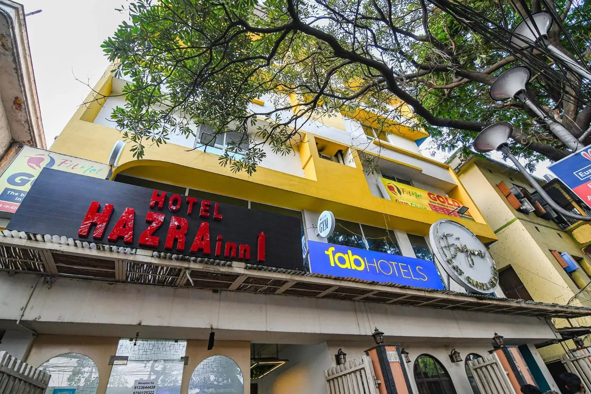 Property building in FabHotel Grand Hazra Inn - Nr Ballygunge Station Property building in FabHotel Grand Hazra Inn - Nr Ballygunge Station