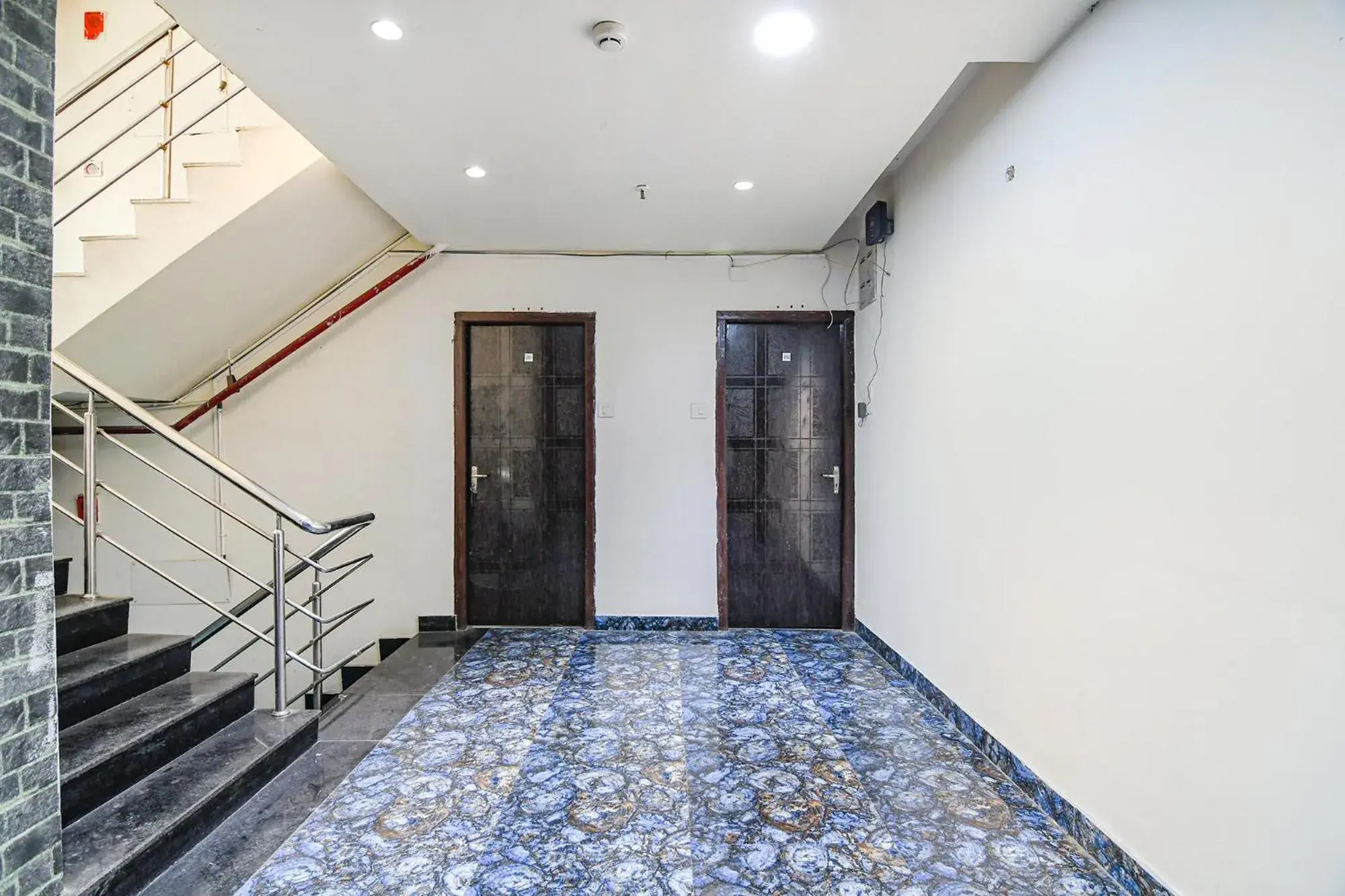 Lobby or reception in FabHotel Grand Hazra Inn - Nr Ballygunge Station Lobby or reception in FabHotel Grand Hazra Inn - Nr Ballygunge Station