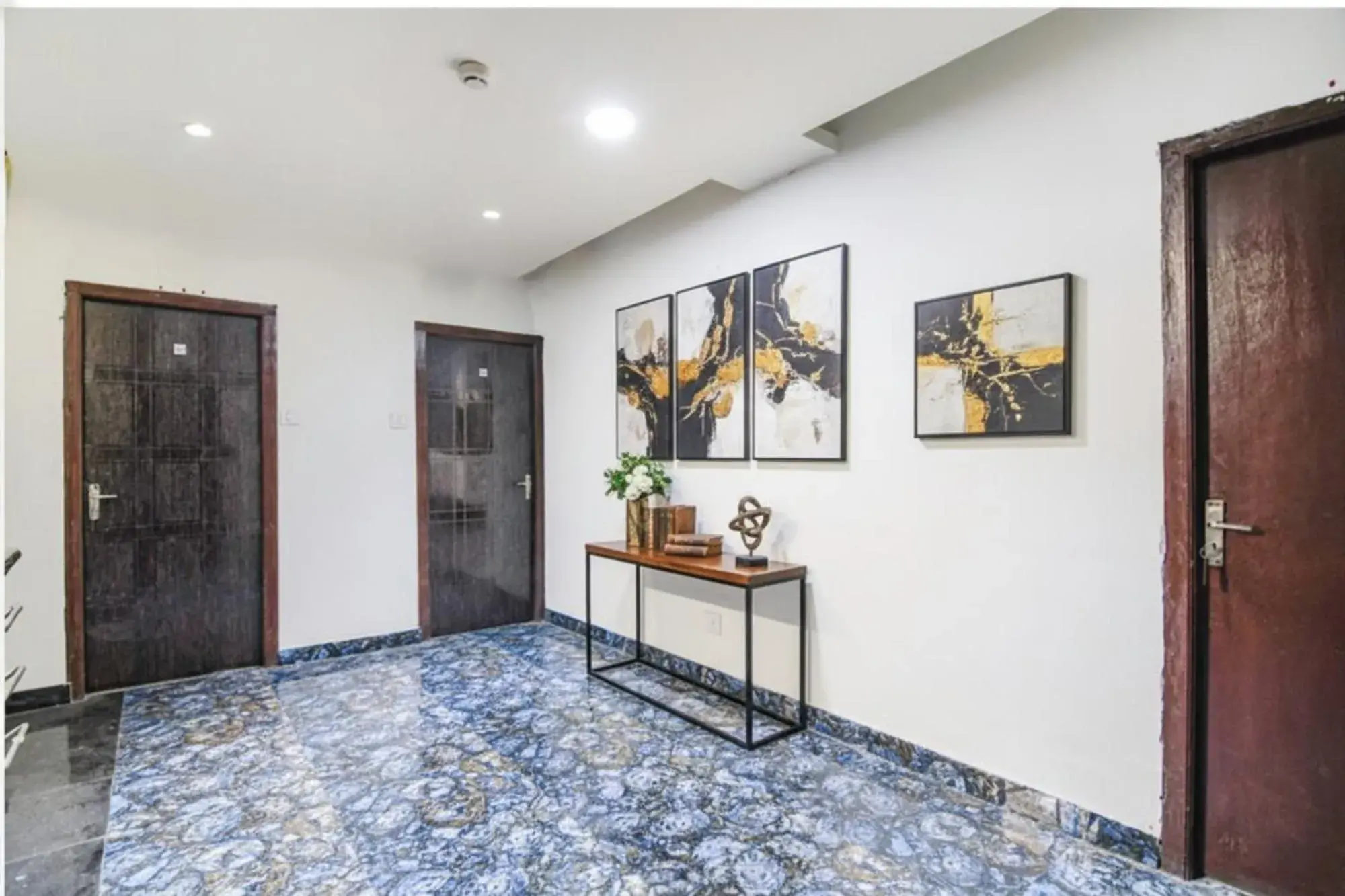 Lobby or reception in FabHotel Grand Hazra Inn - Nr Ballygunge Station Lobby or reception in FabHotel Grand Hazra Inn - Nr Ballygunge Station