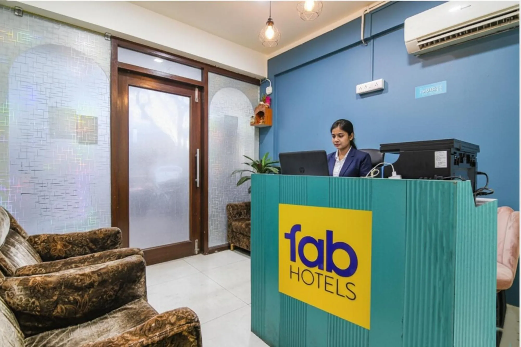 Lobby or reception in FabHotel Grand Hazra Inn - Nr Ballygunge Station