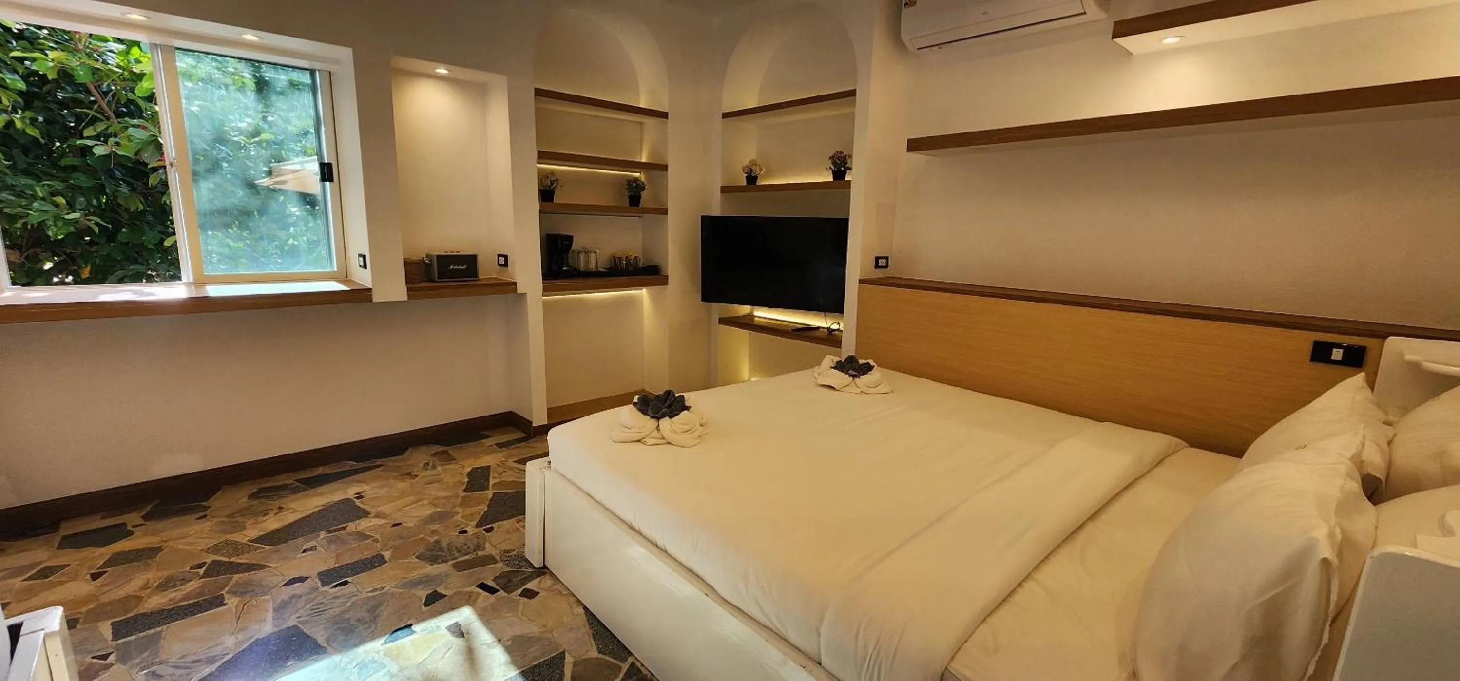 Bed in Lake Hill Resort Kanchanaburi