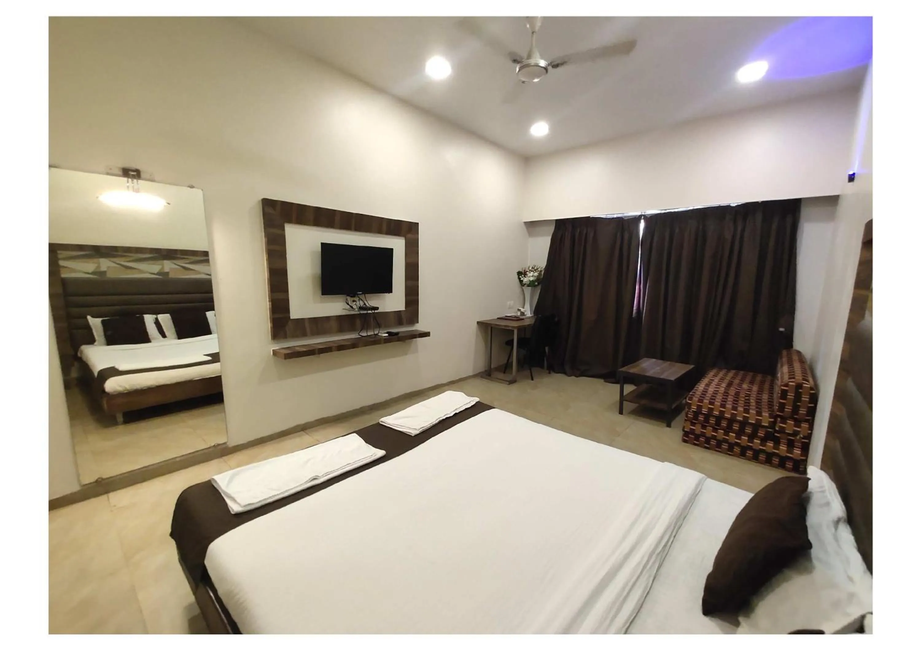 Bed in Hotel Lalit inn