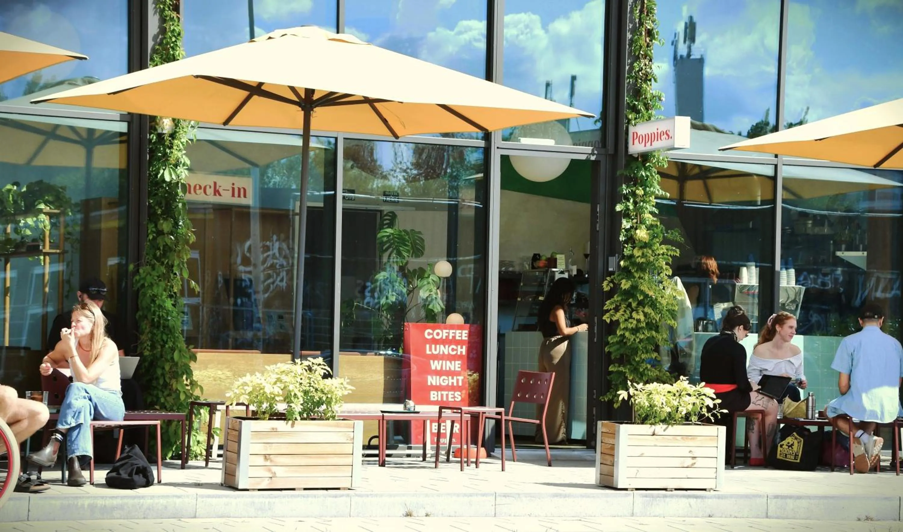 Facade/entrance in Poppies