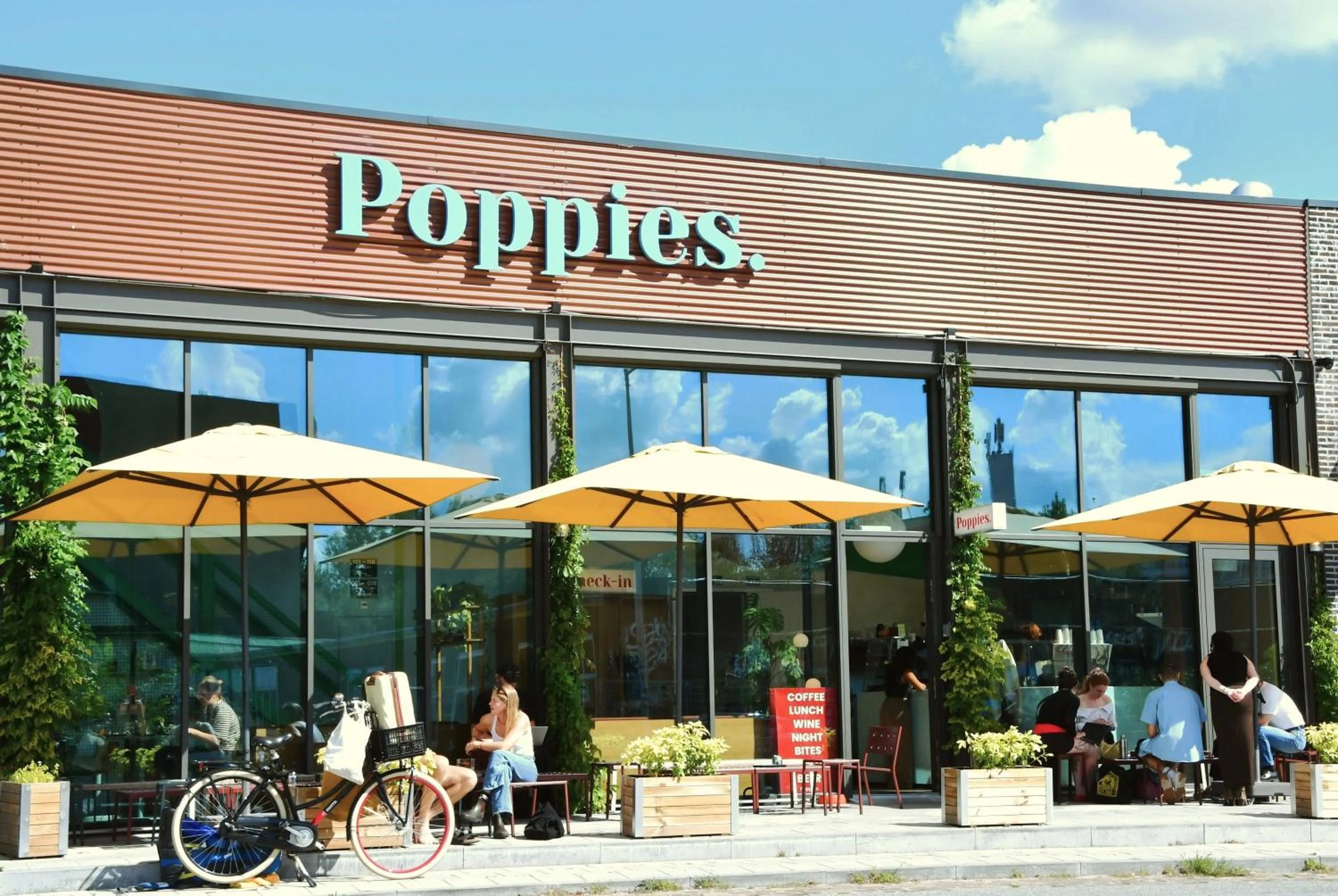 Facade/entrance in Poppies