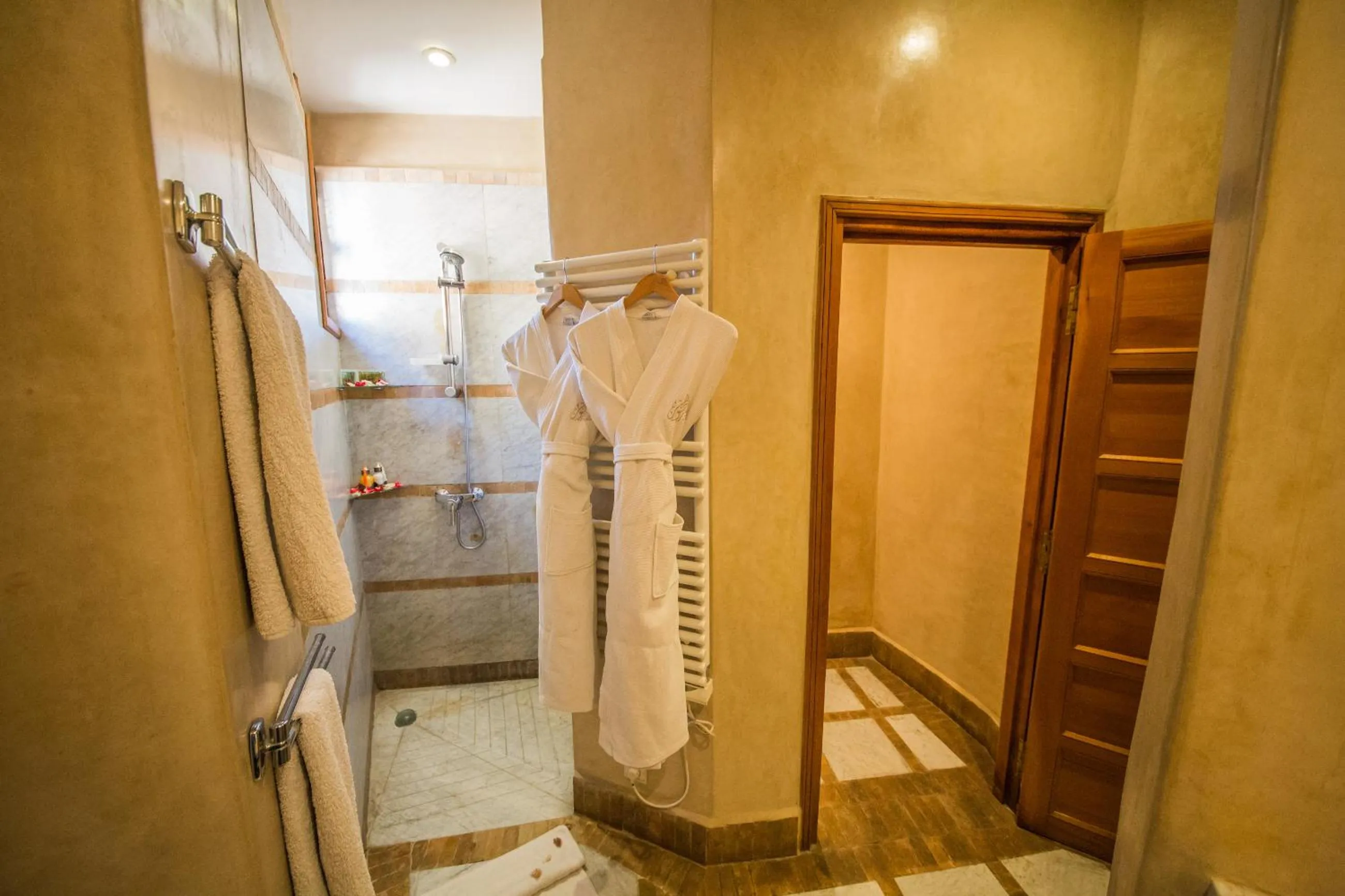 Shower in Dar victoria