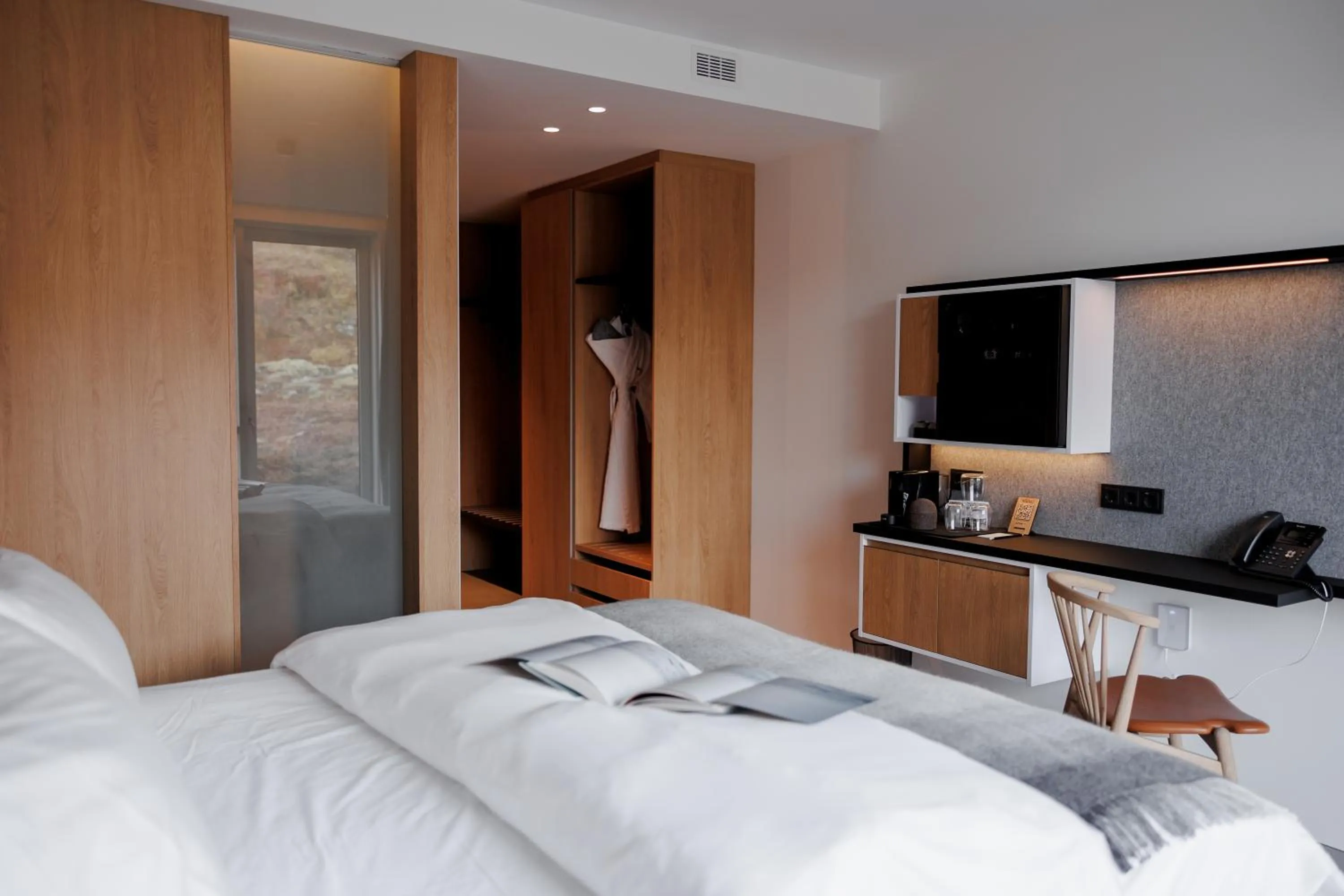 minibar, Bed in ION Adventure Hotel, Nesjavellir, a Member of Design Hotels