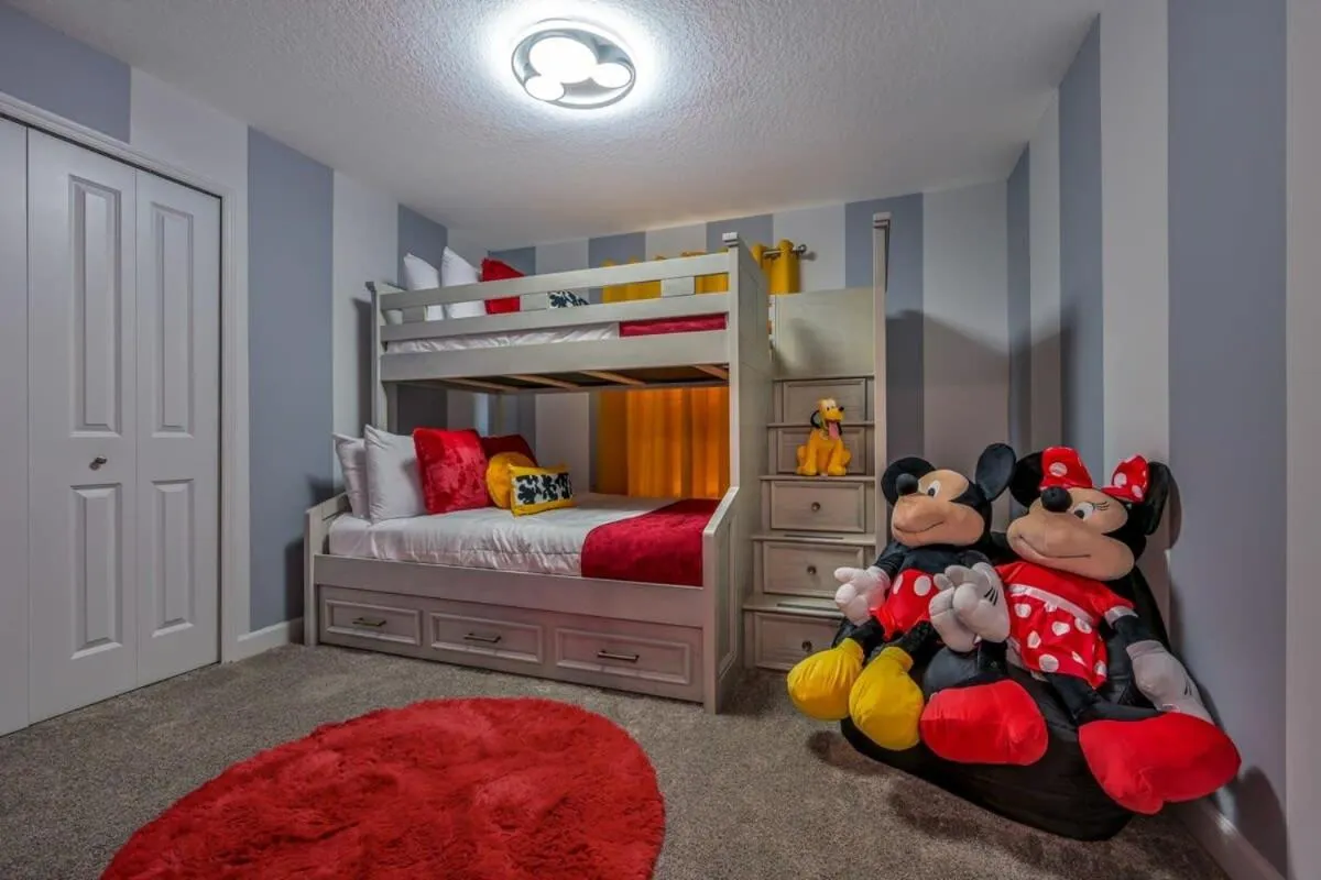 Bed in Brand New Corner Lot Pond View Vacation Home