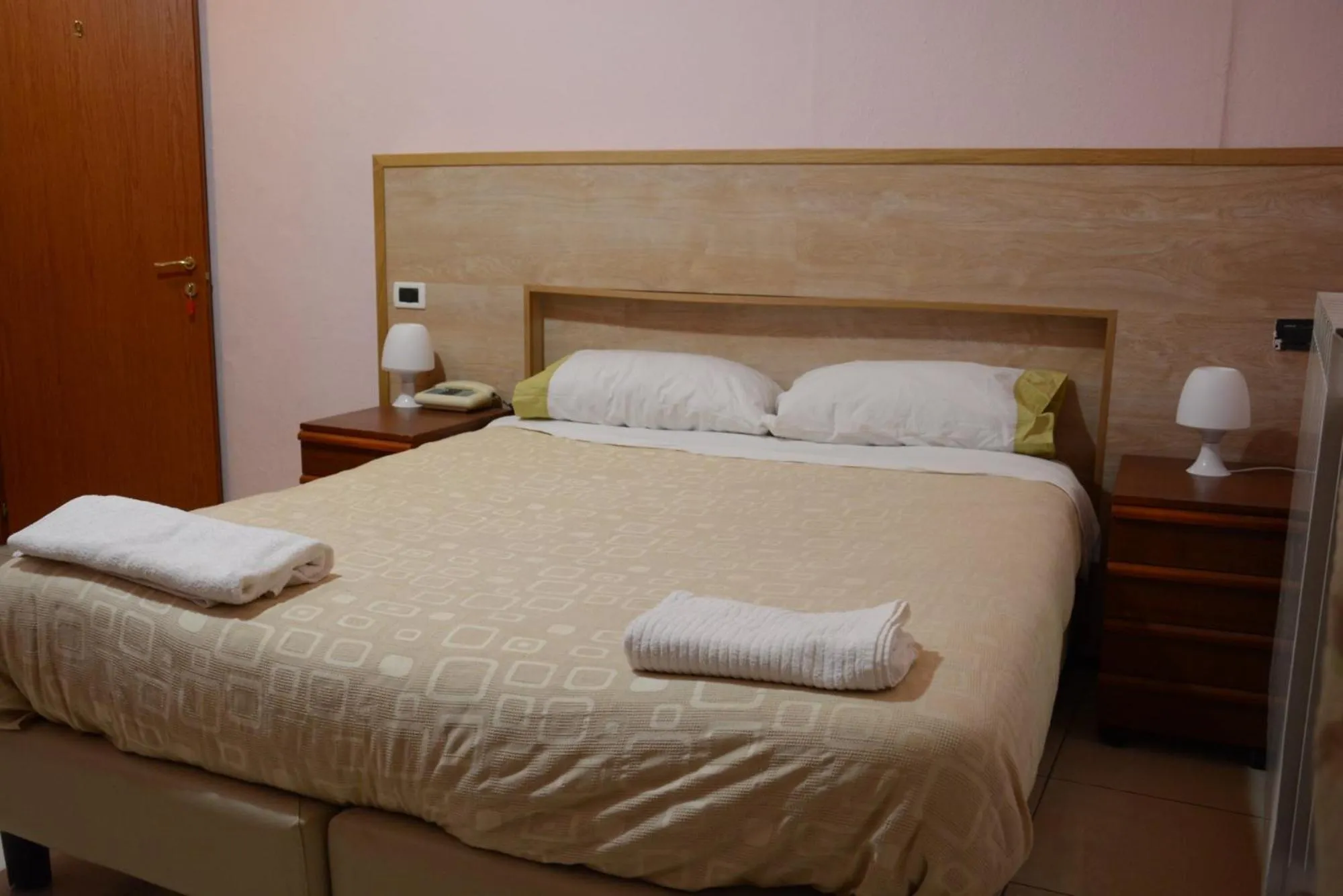 Bed in Albergo Royal Genova