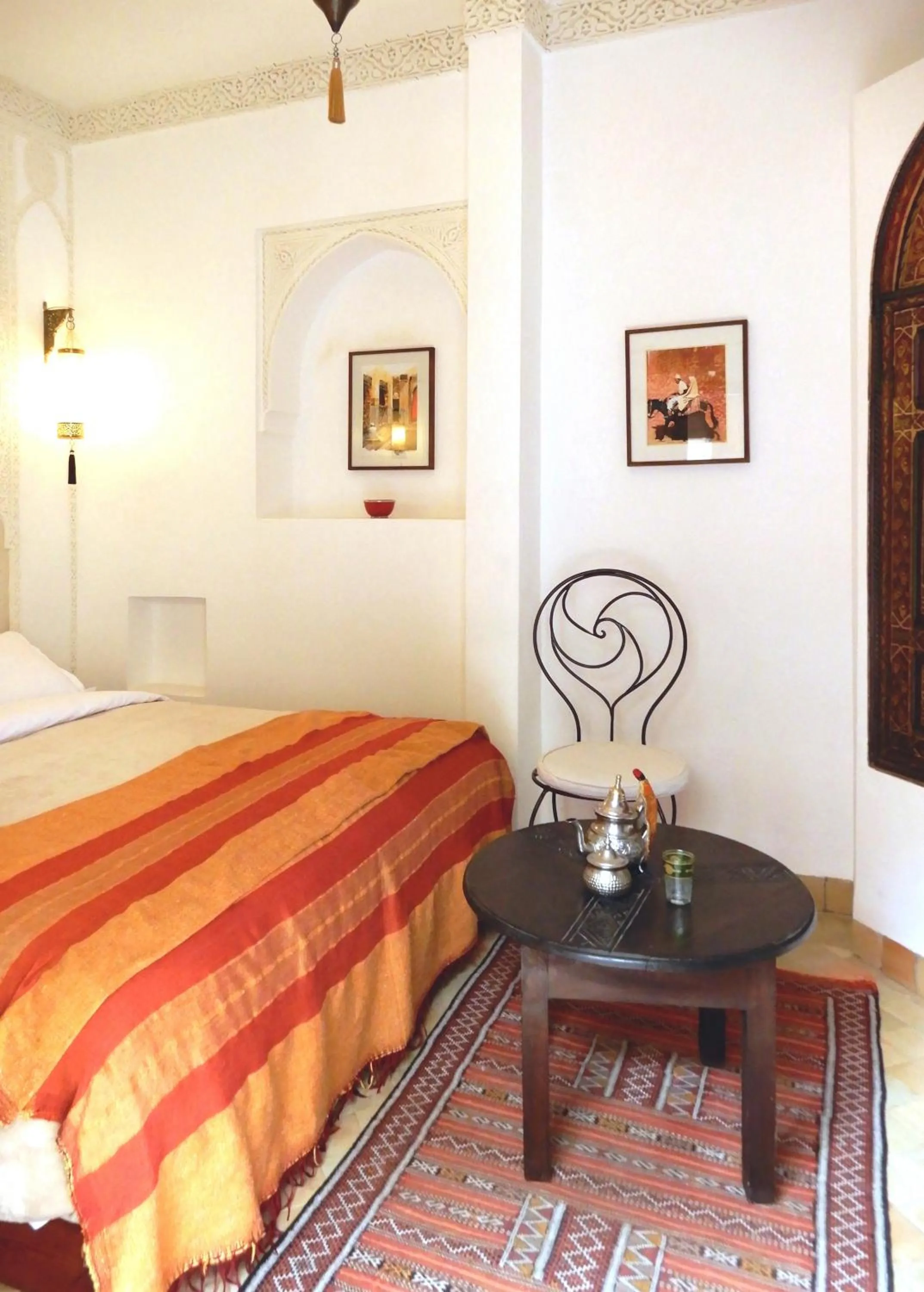 Seating area, Bed in Riad Carina