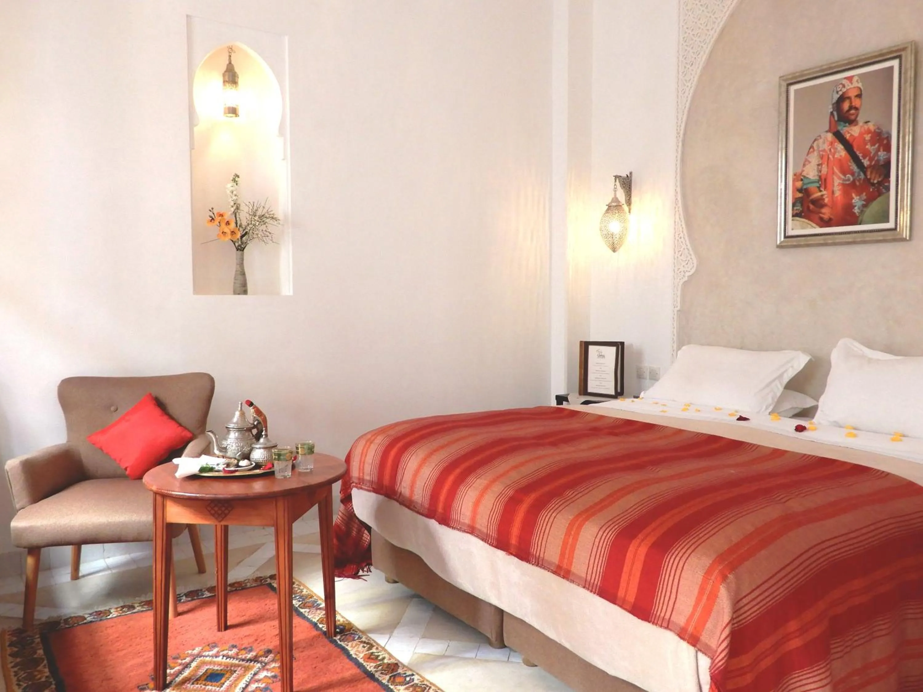 Seating area, Bed in Riad Carina