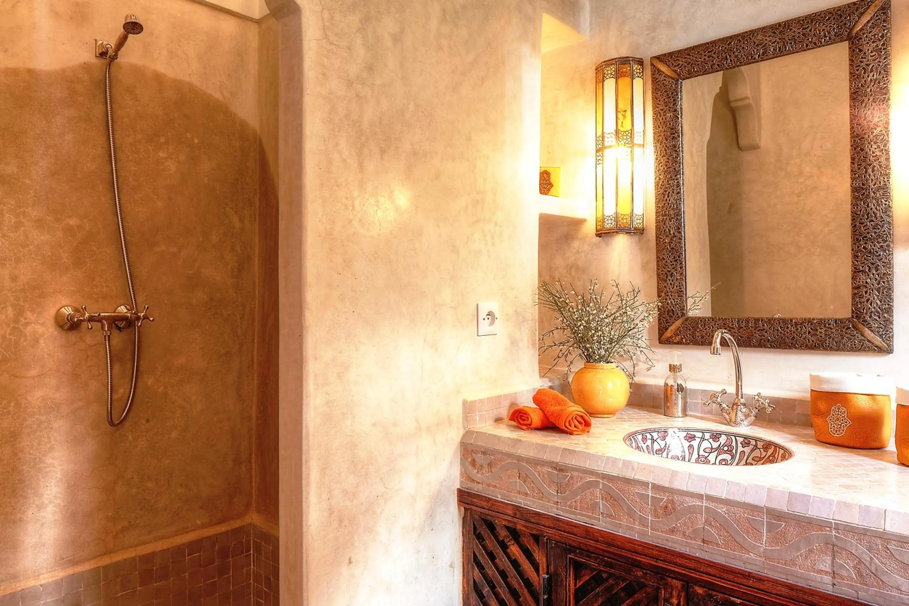 Shower in Riad Carina