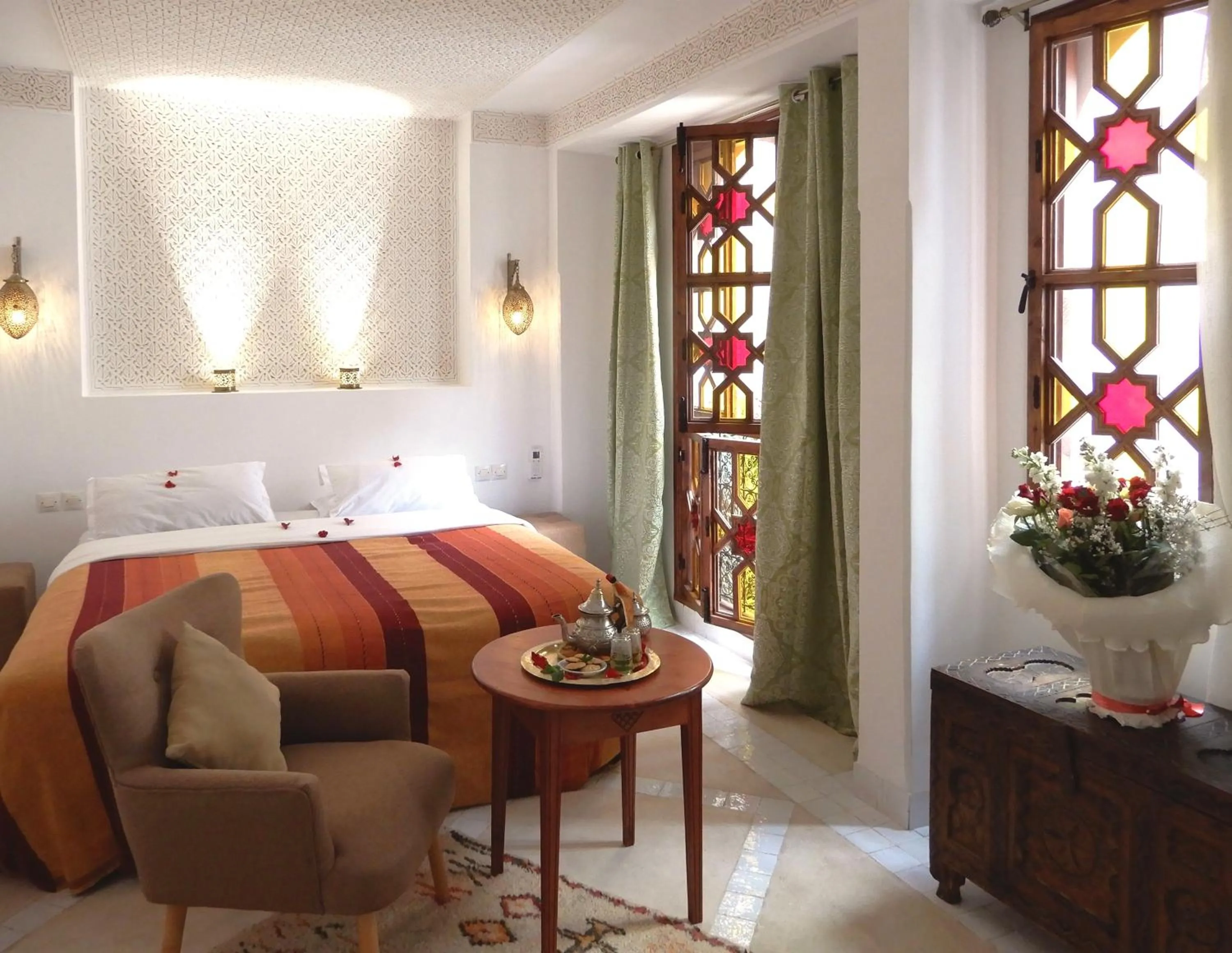 Seating area, Bed in Riad Carina