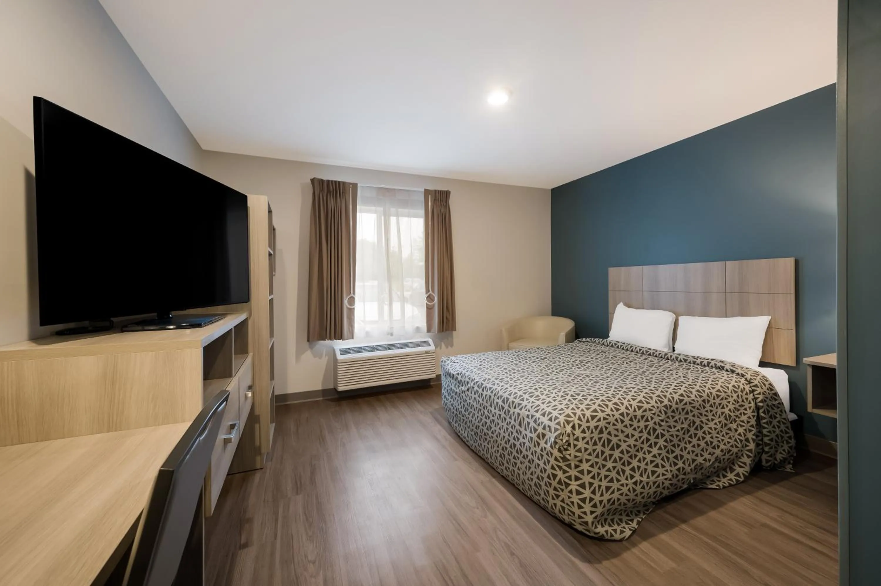 Bed in WoodSpring Suites Dearborn Detroit