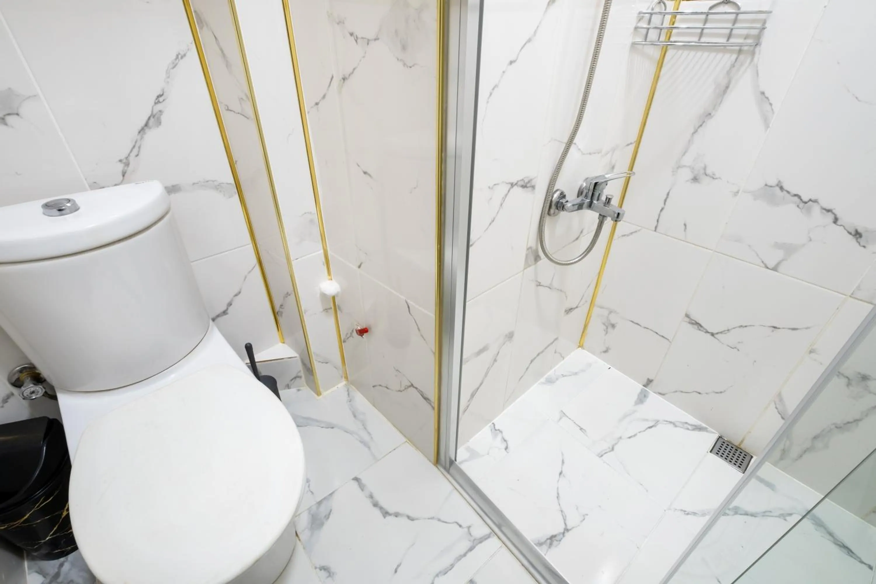 Shower in İSTANBLUE TAKSİM APART HOTEL