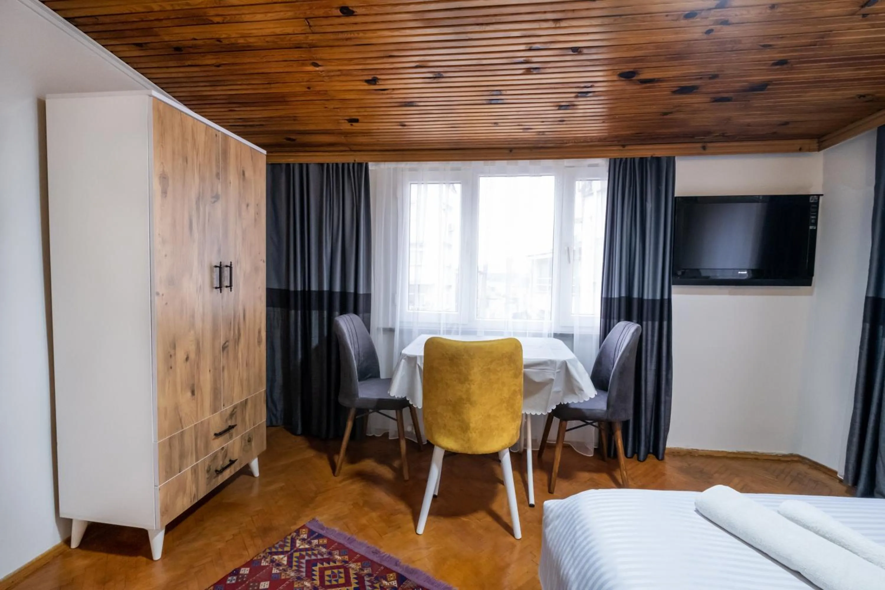 Communal lounge/ TV room, Bed in İSTANBLUE TAKSİM APART HOTEL