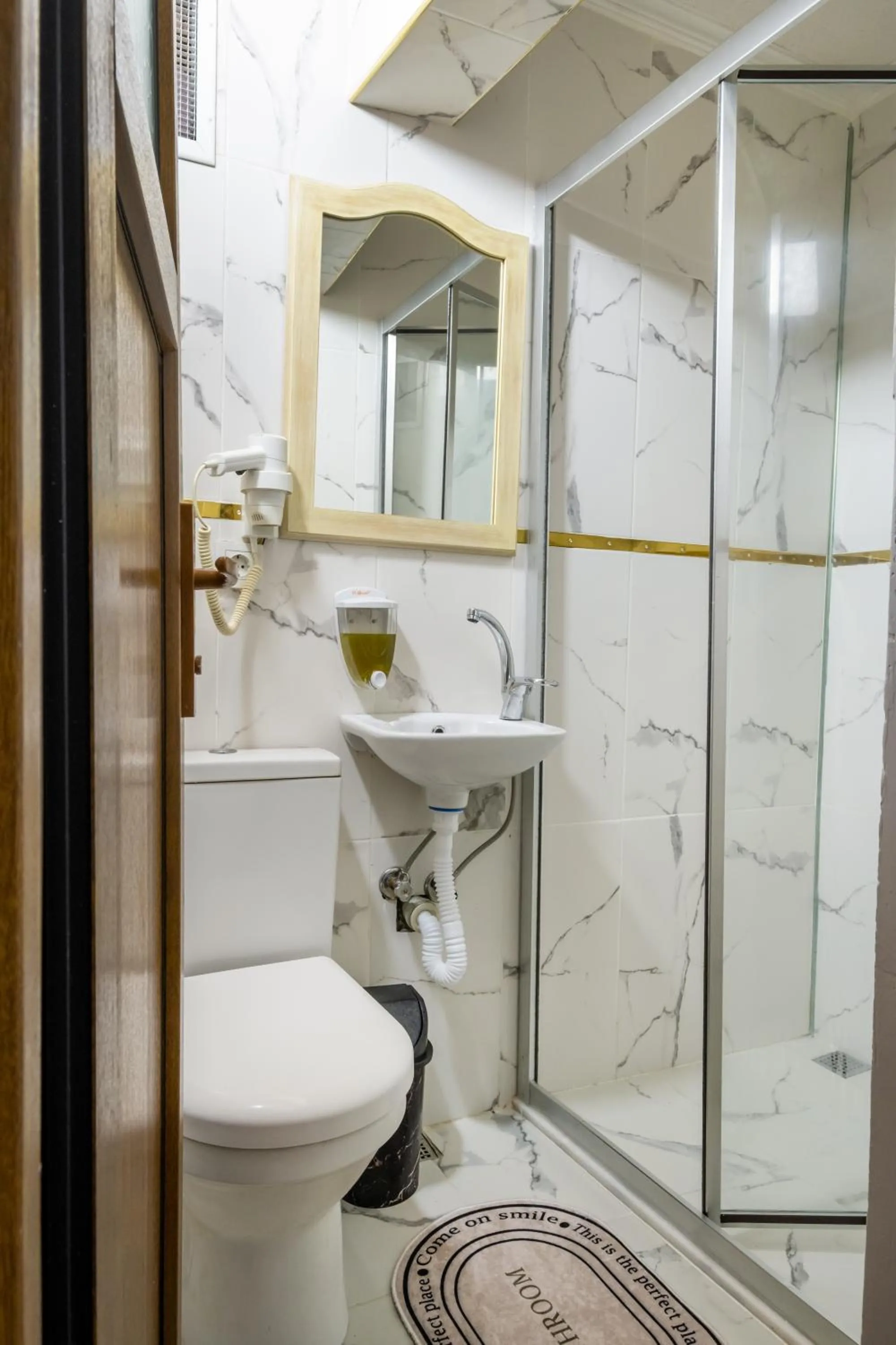 Shower in İSTANBLUE TAKSİM APART HOTEL