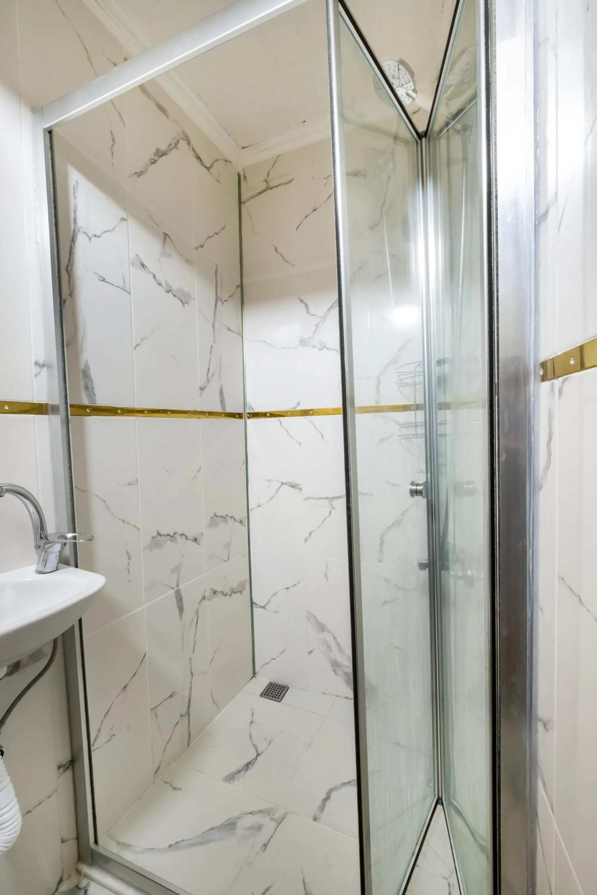 Shower in İSTANBLUE TAKSİM APART HOTEL