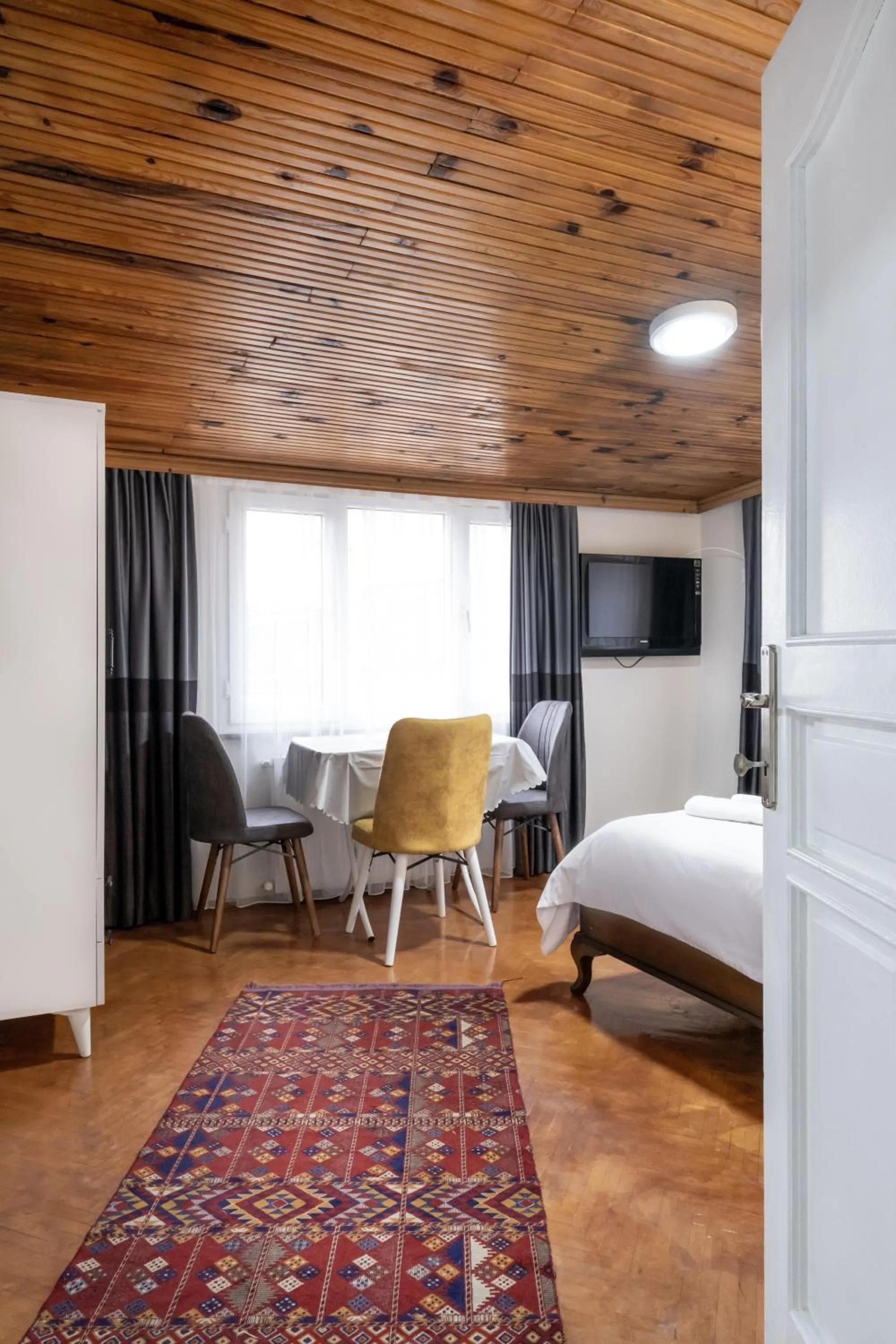 Communal lounge/ TV room, Bed in İSTANBLUE TAKSİM APART HOTEL