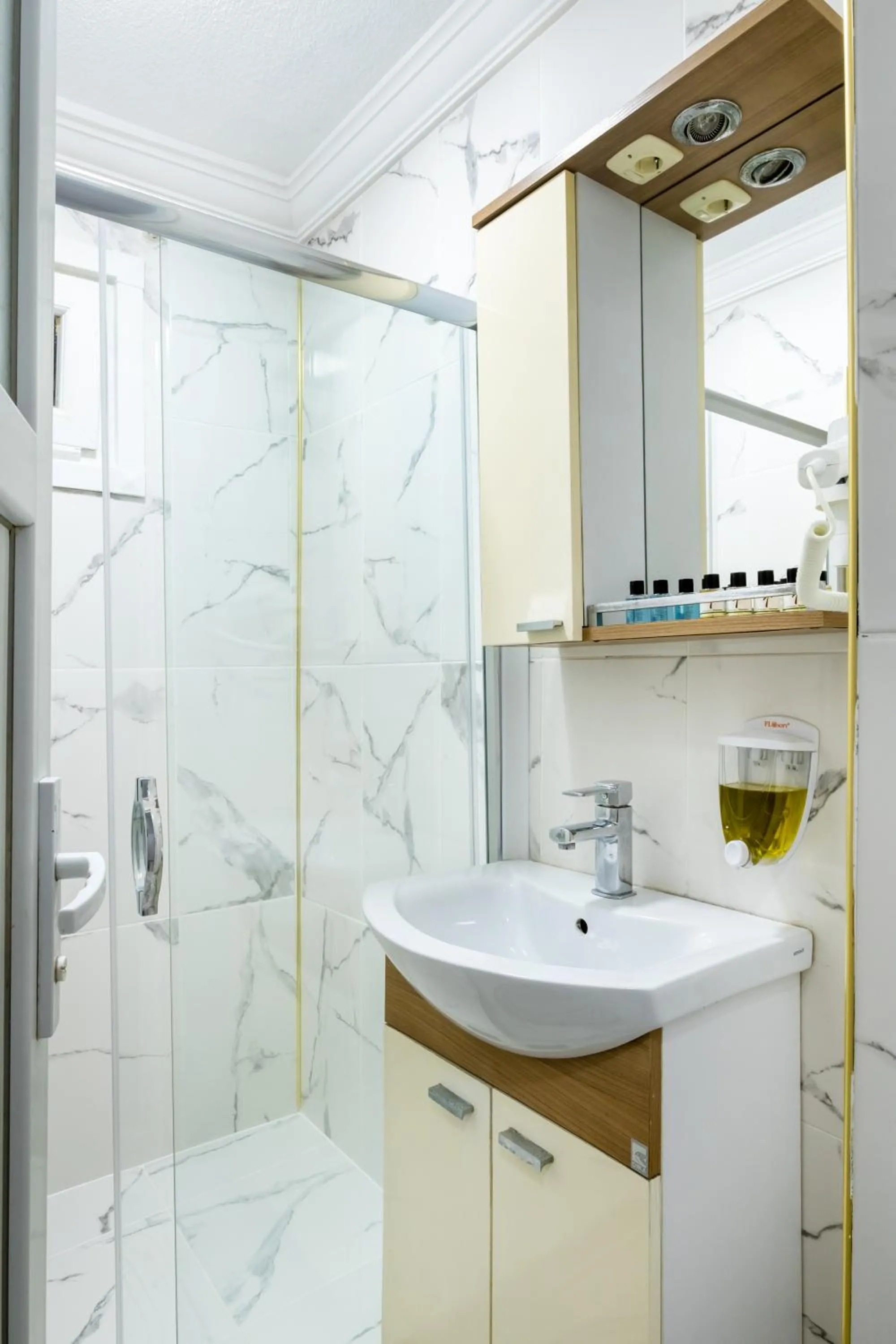 Shower in İSTANBLUE TAKSİM APART HOTEL