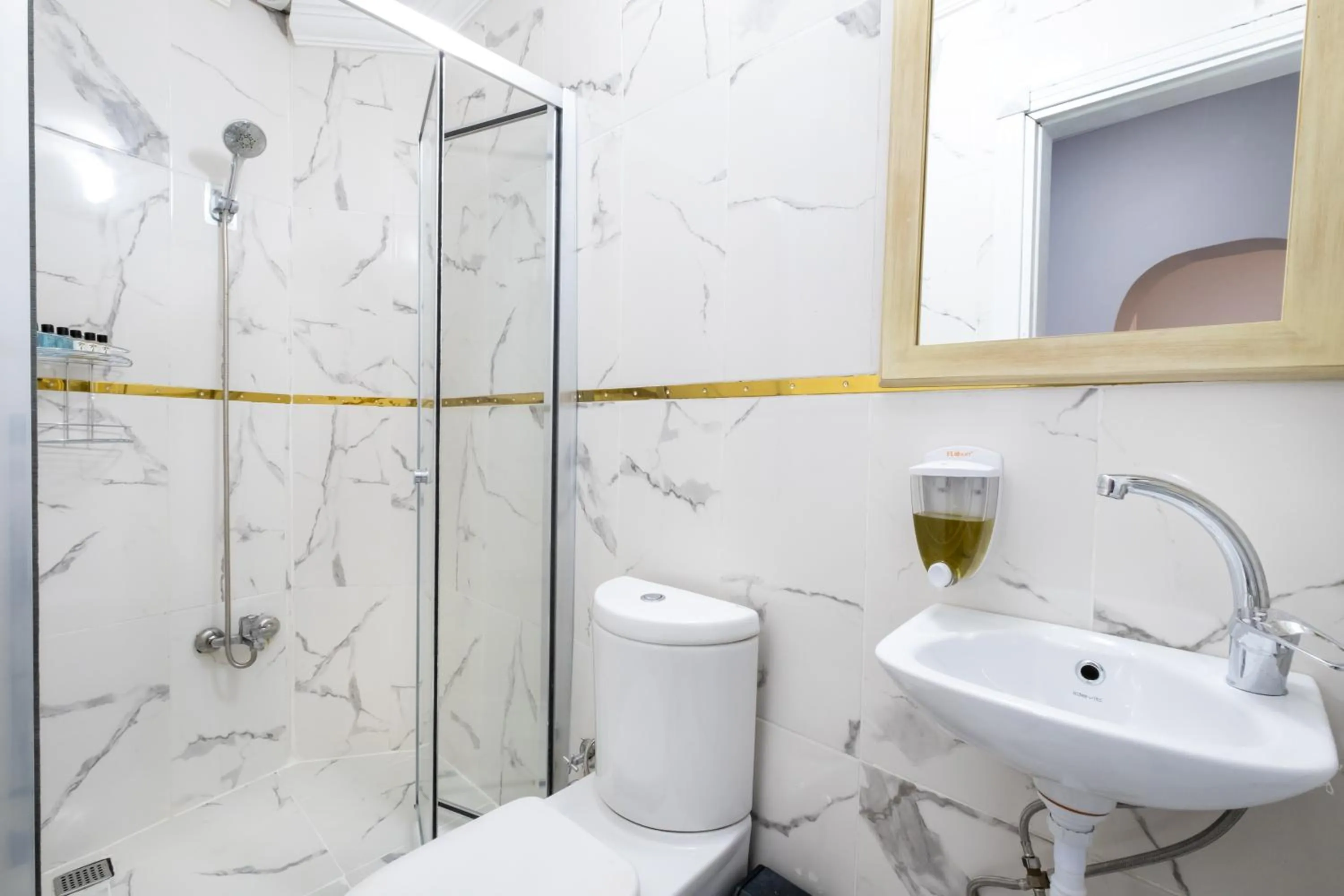 Shower in İSTANBLUE TAKSİM APART HOTEL