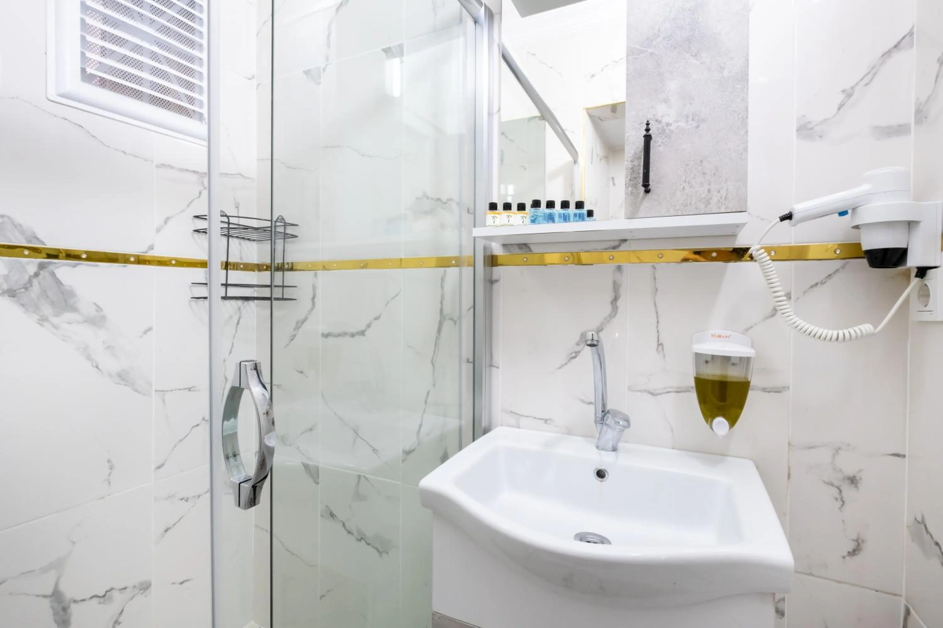 Shower in İSTANBLUE TAKSİM APART HOTEL