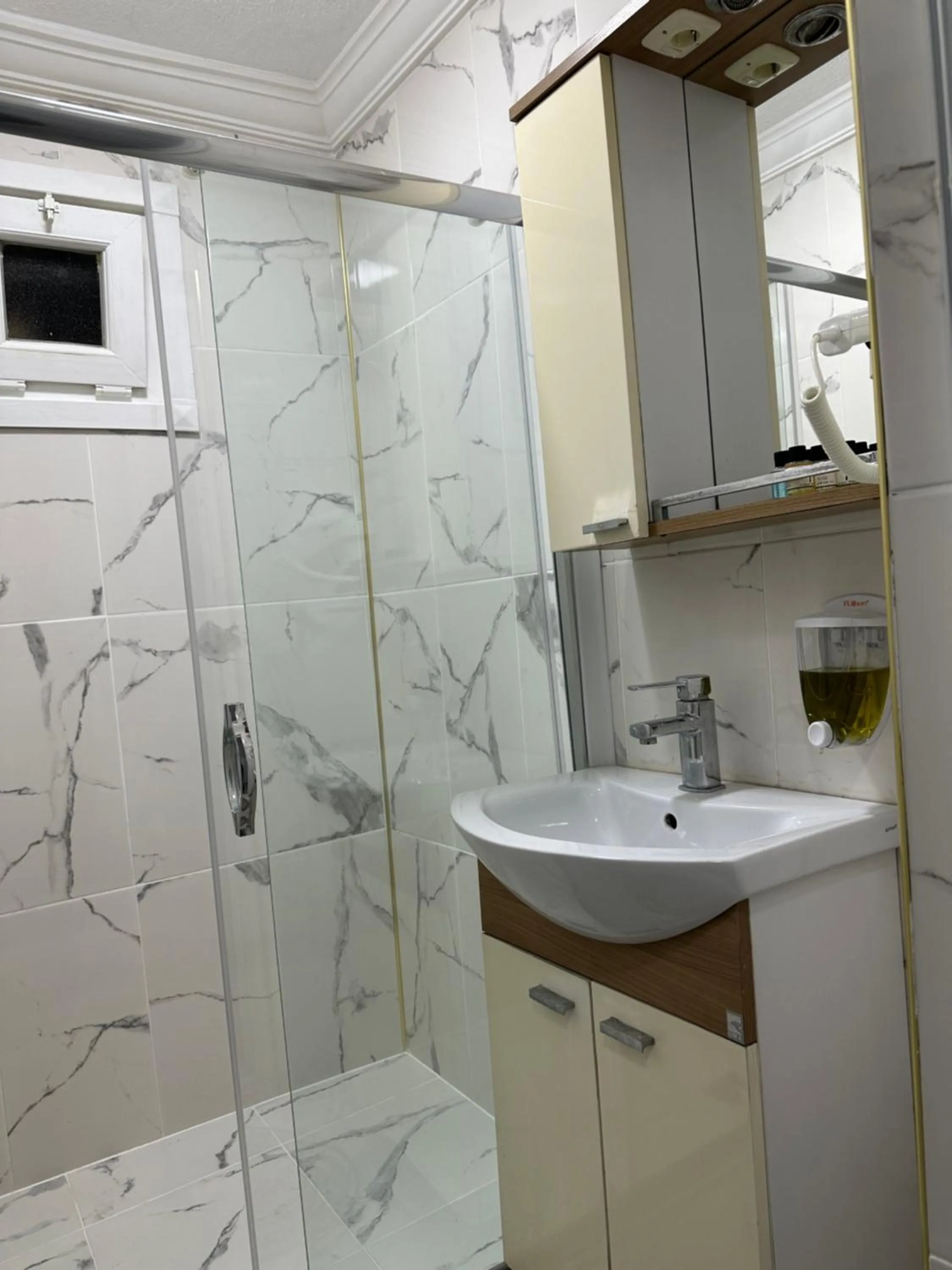 Shower in İSTANBLUE TAKSİM APART HOTEL
