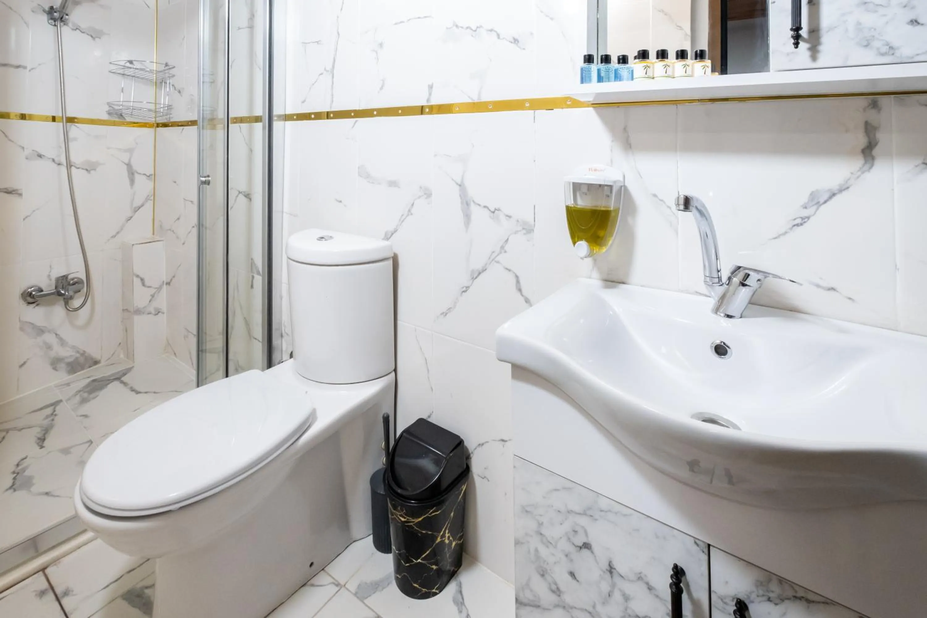 Shower in İSTANBLUE TAKSİM APART HOTEL