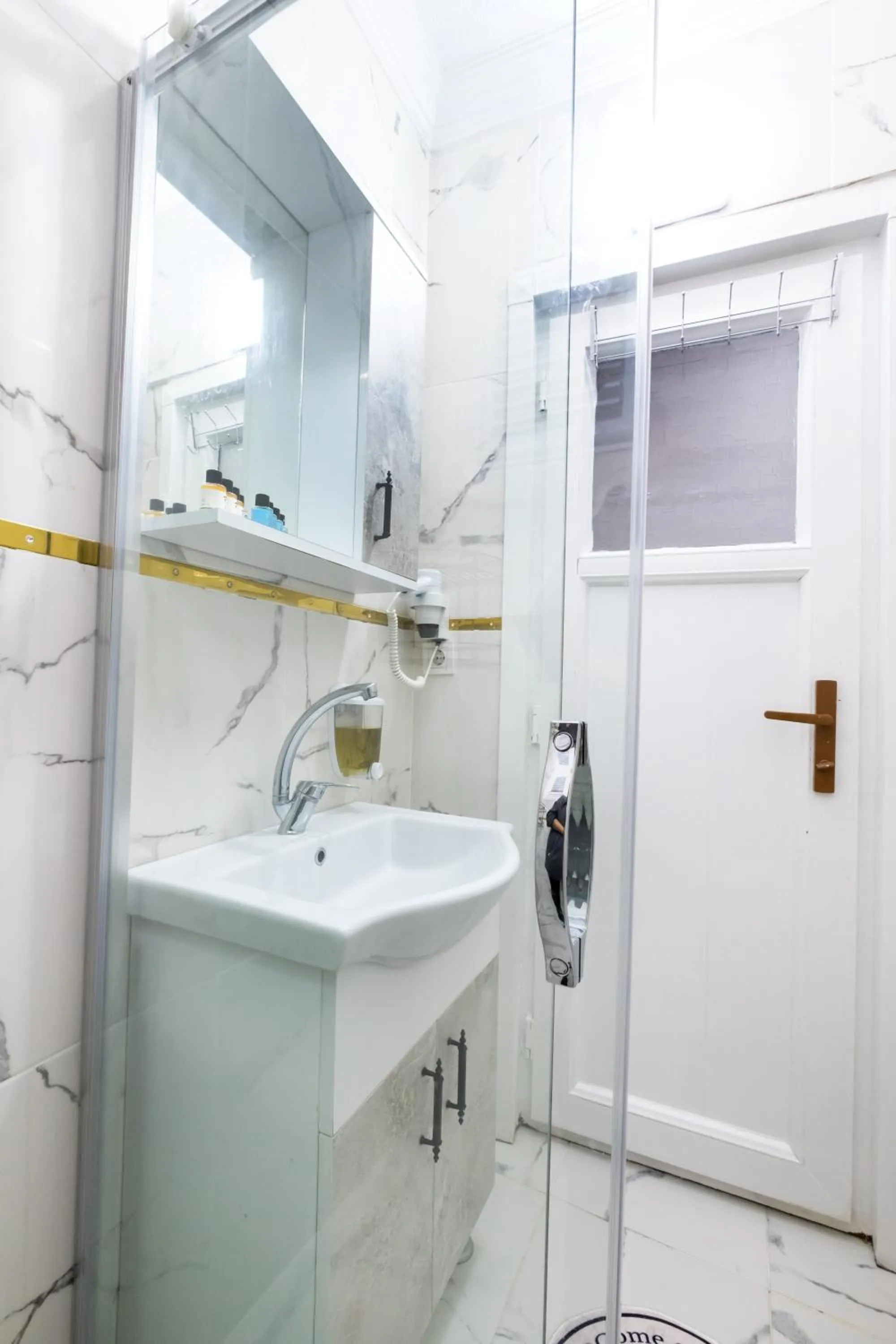 Shower in İSTANBLUE TAKSİM APART HOTEL