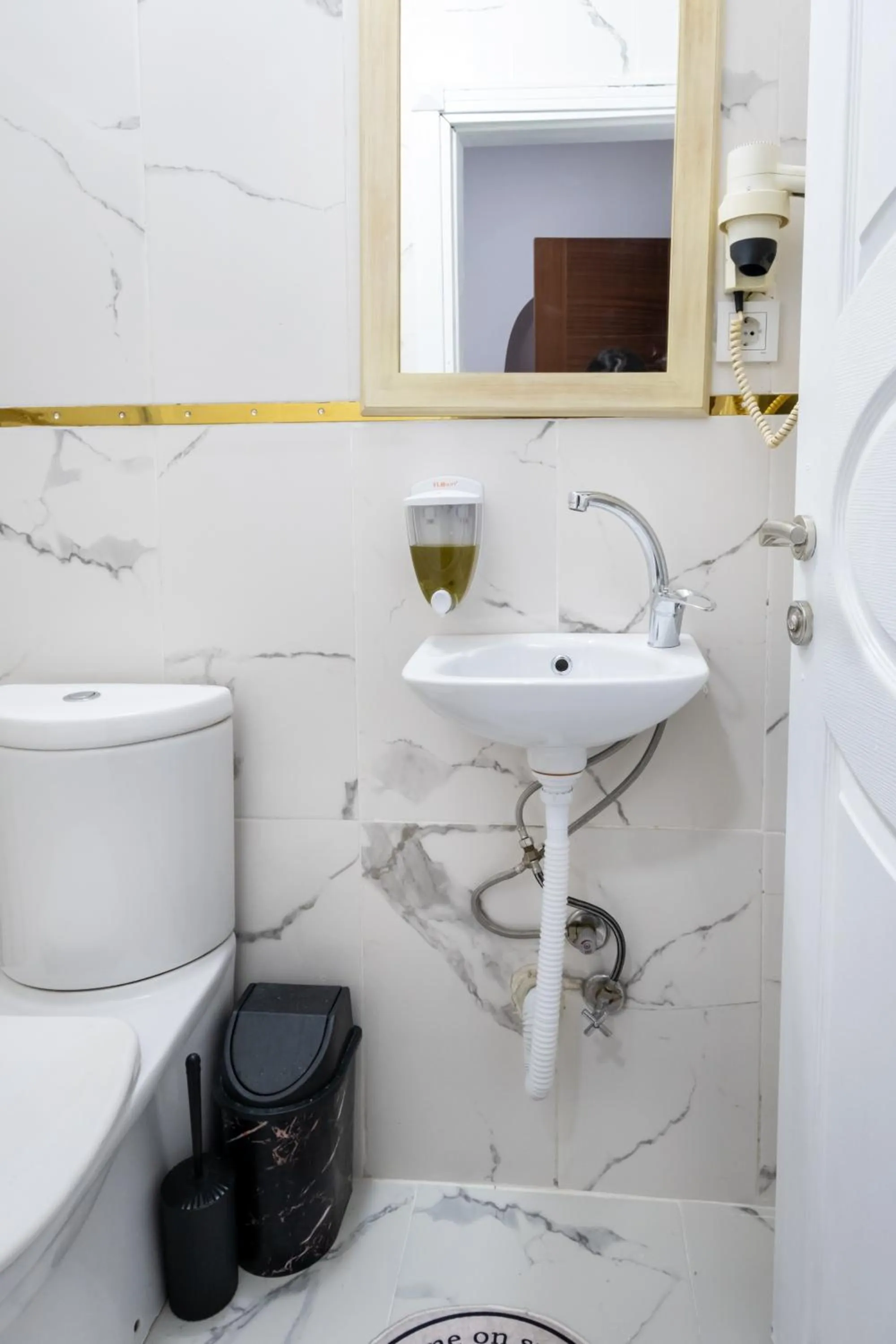 Shower in İSTANBLUE TAKSİM APART HOTEL