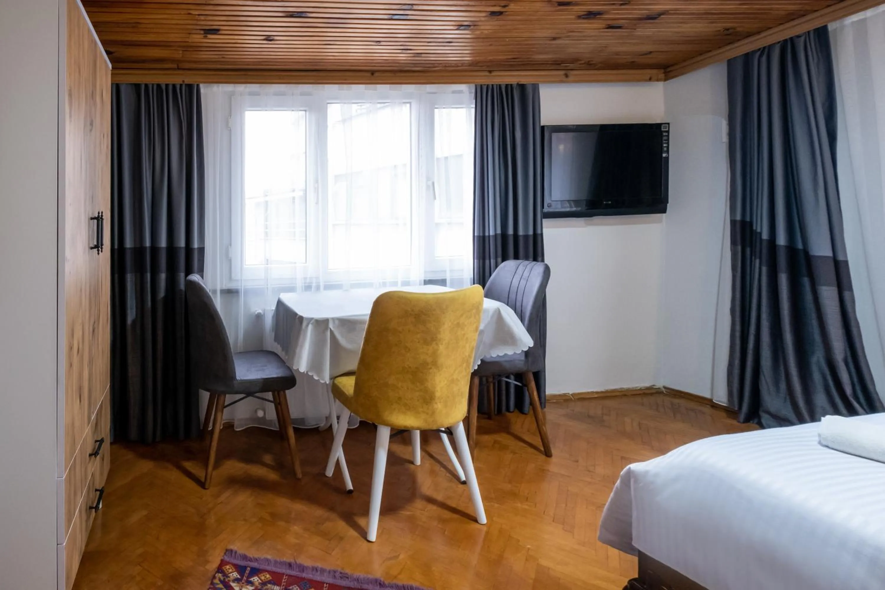 Communal lounge/ TV room, Bed in İSTANBLUE TAKSİM APART HOTEL