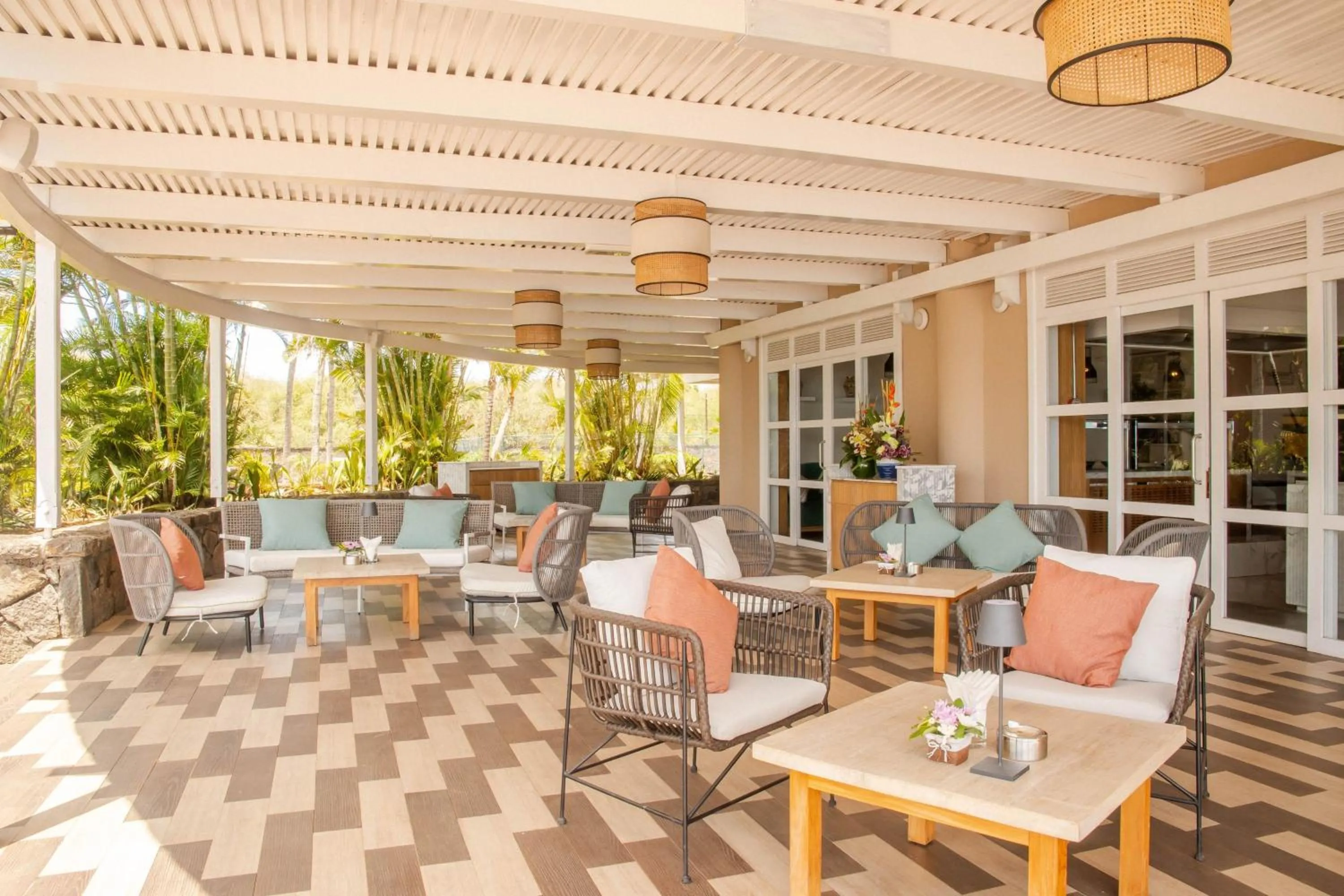 Lounge or bar in Le Meridien Ile Maurice