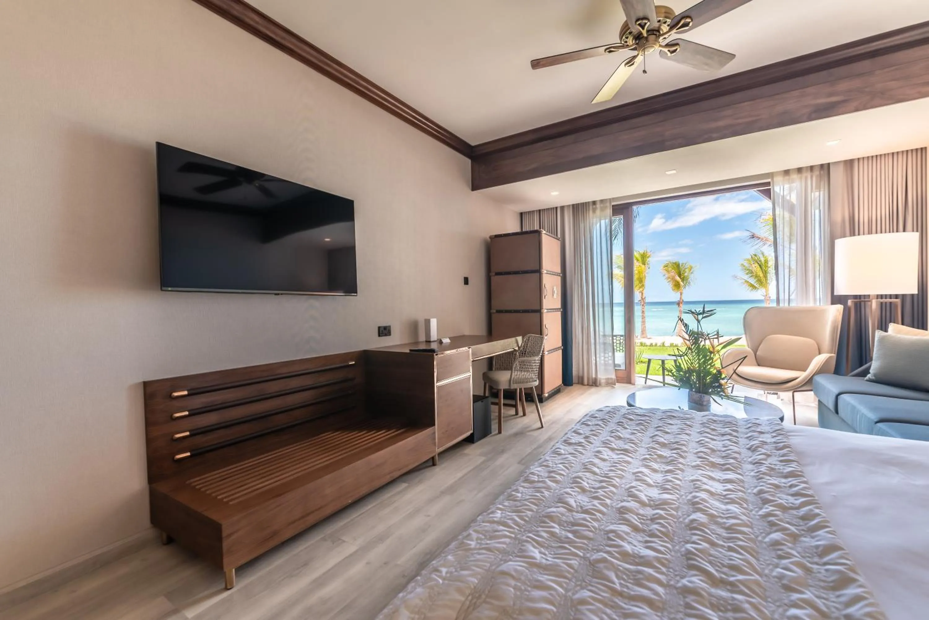 TV and multimedia, Bed in Le Meridien Ile Maurice