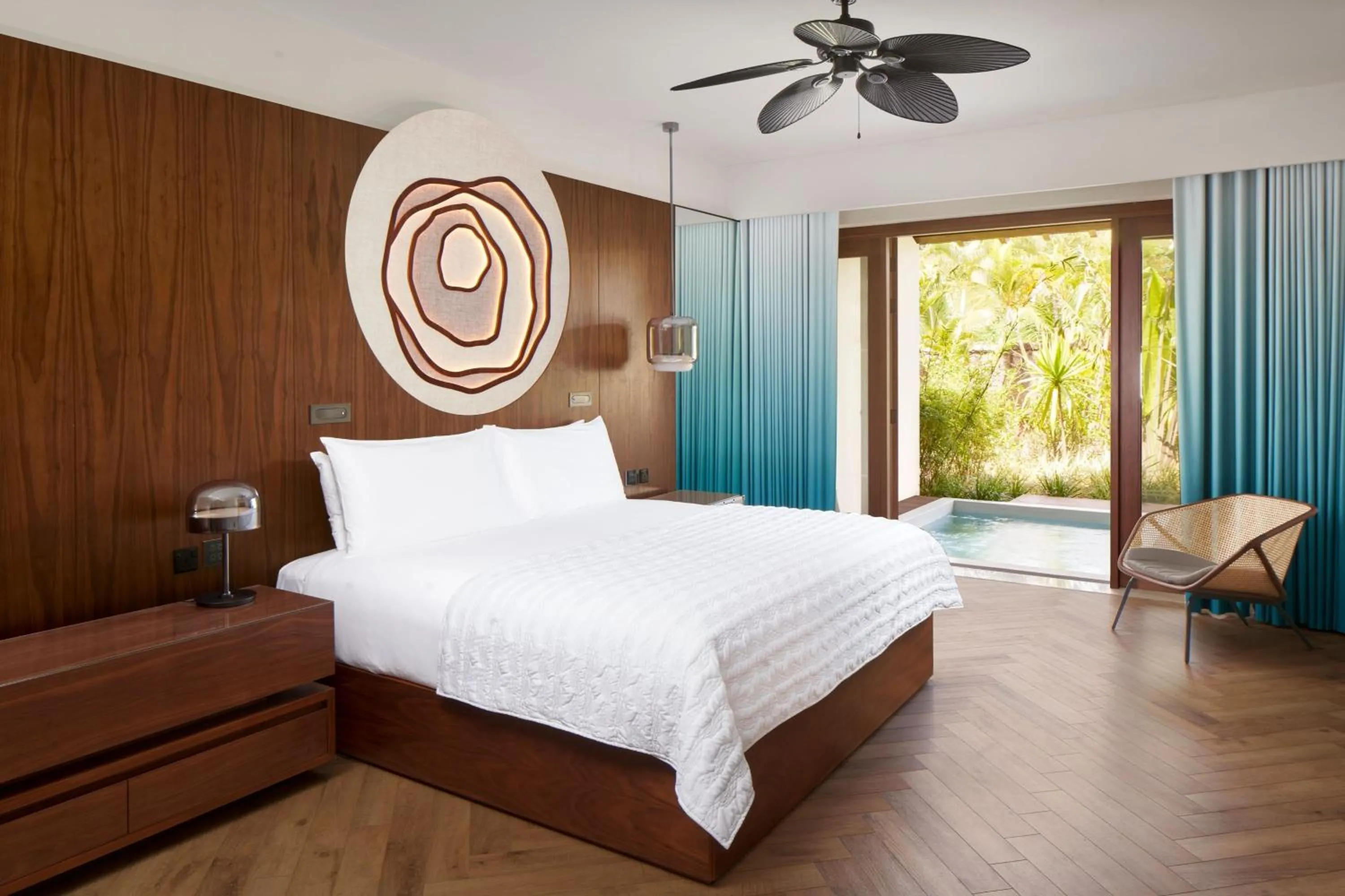 Swimming pool, Bed in Le Meridien Ile Maurice