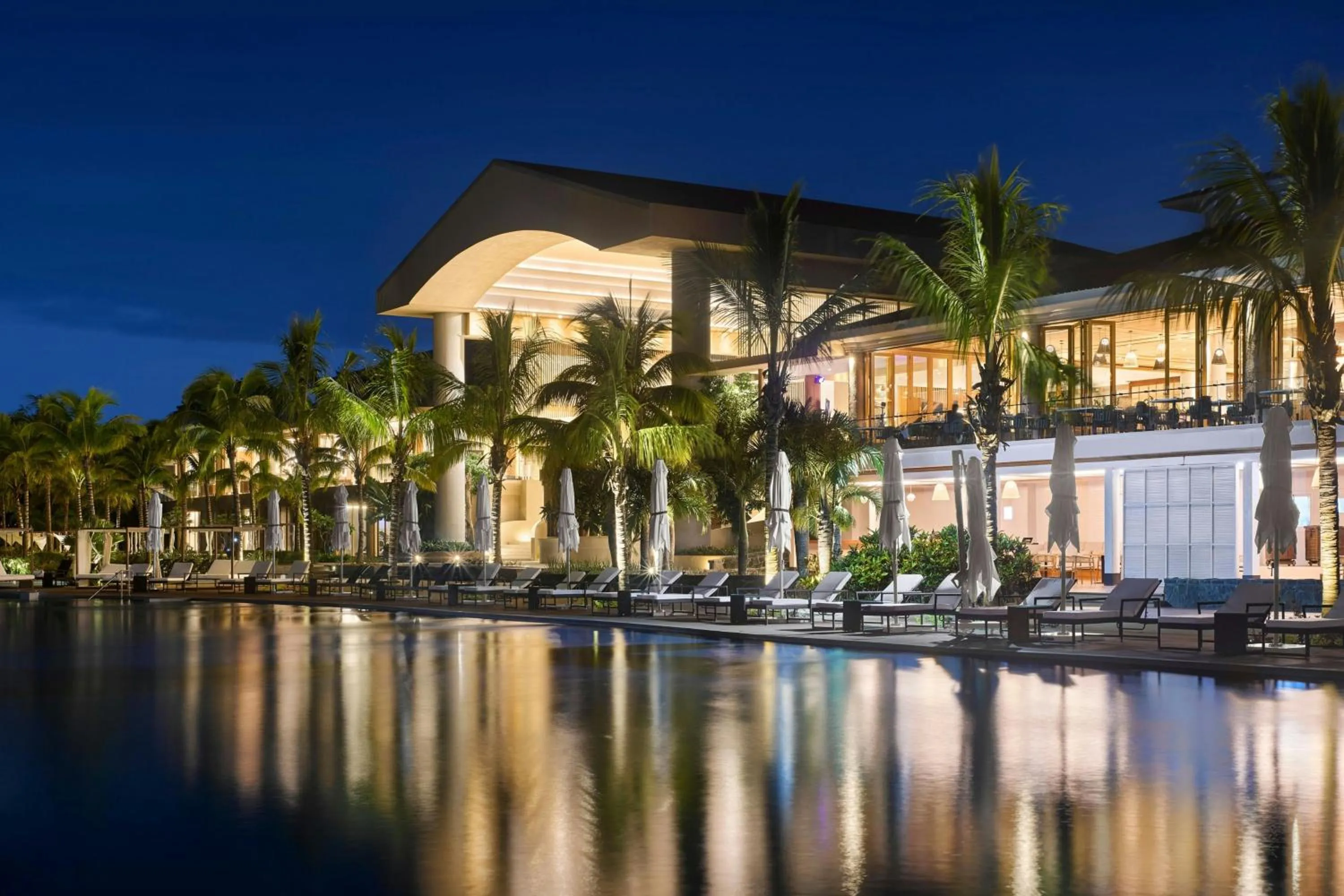 Swimming pool in Le Meridien Ile Maurice