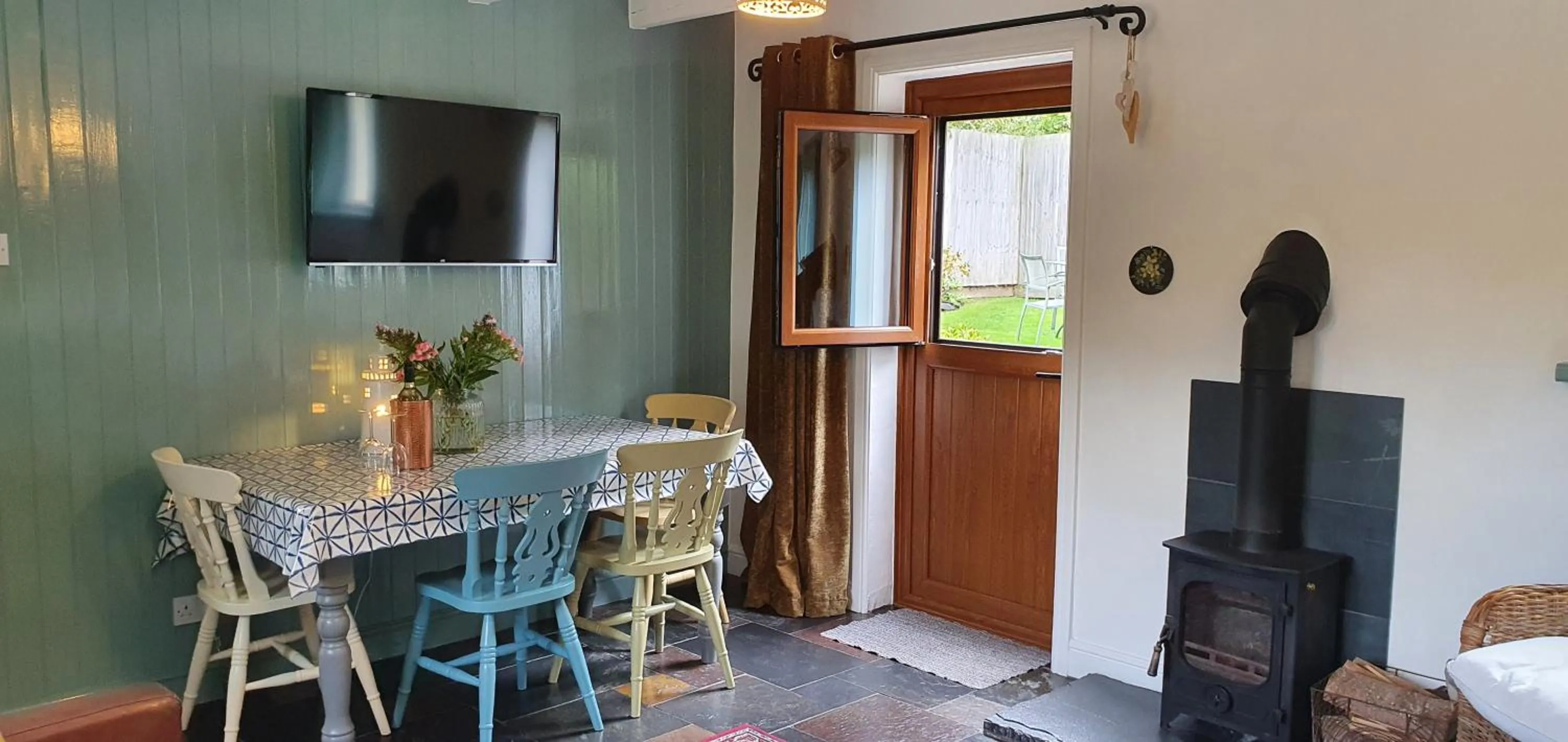 TV and multimedia in Vale View Cottages -The Coach House, Great location in Prestatyn!