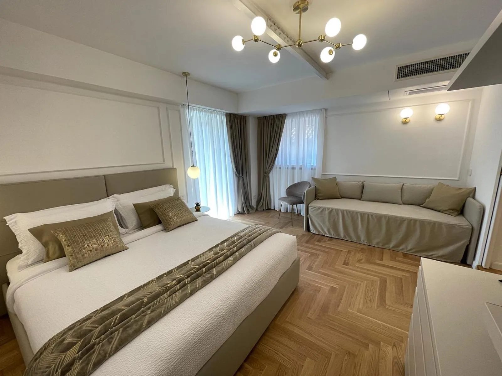 Bed in Bellagio Luxury Suites Apartments