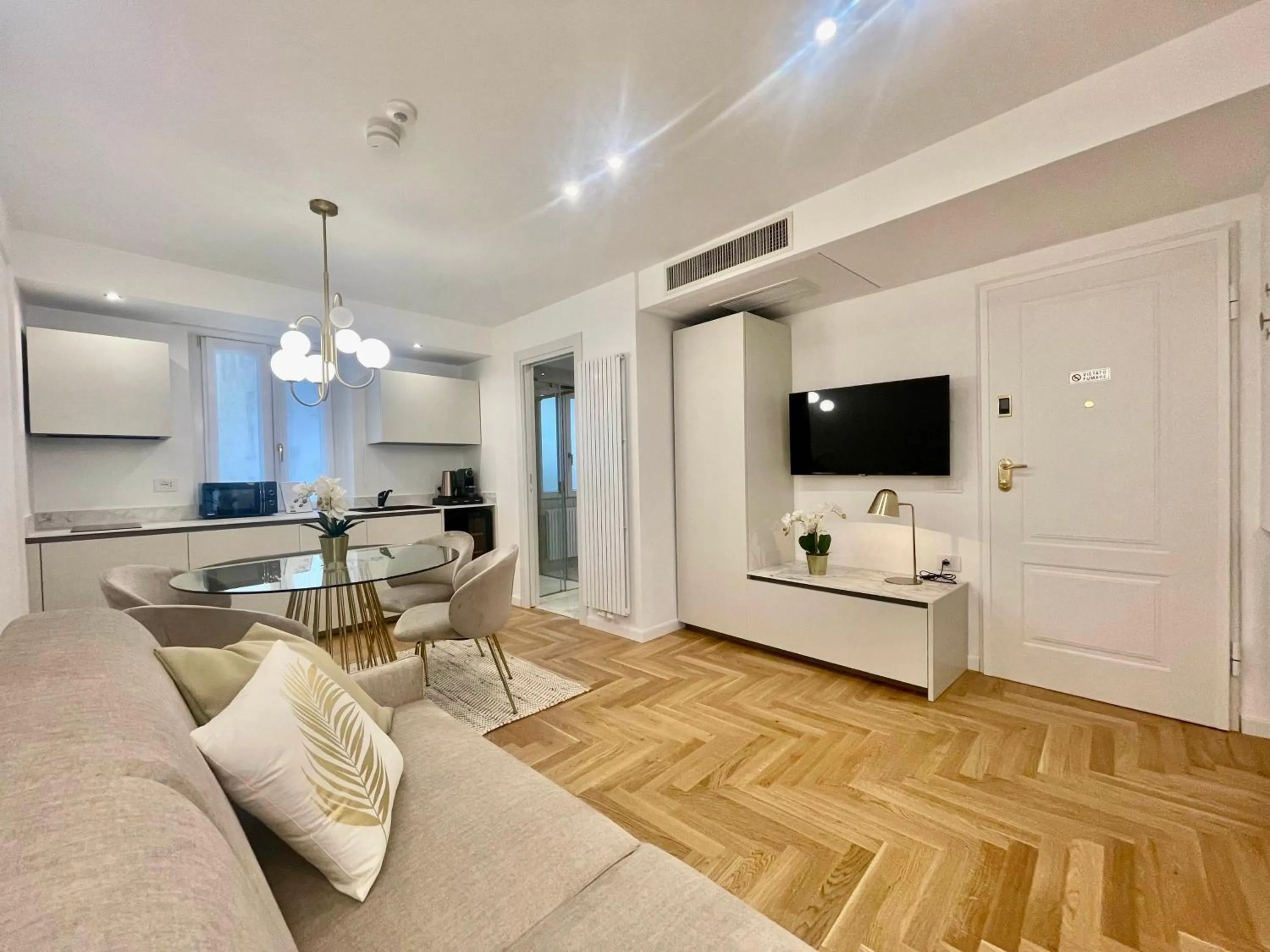 TV and multimedia in Bellagio Luxury Suites Apartments