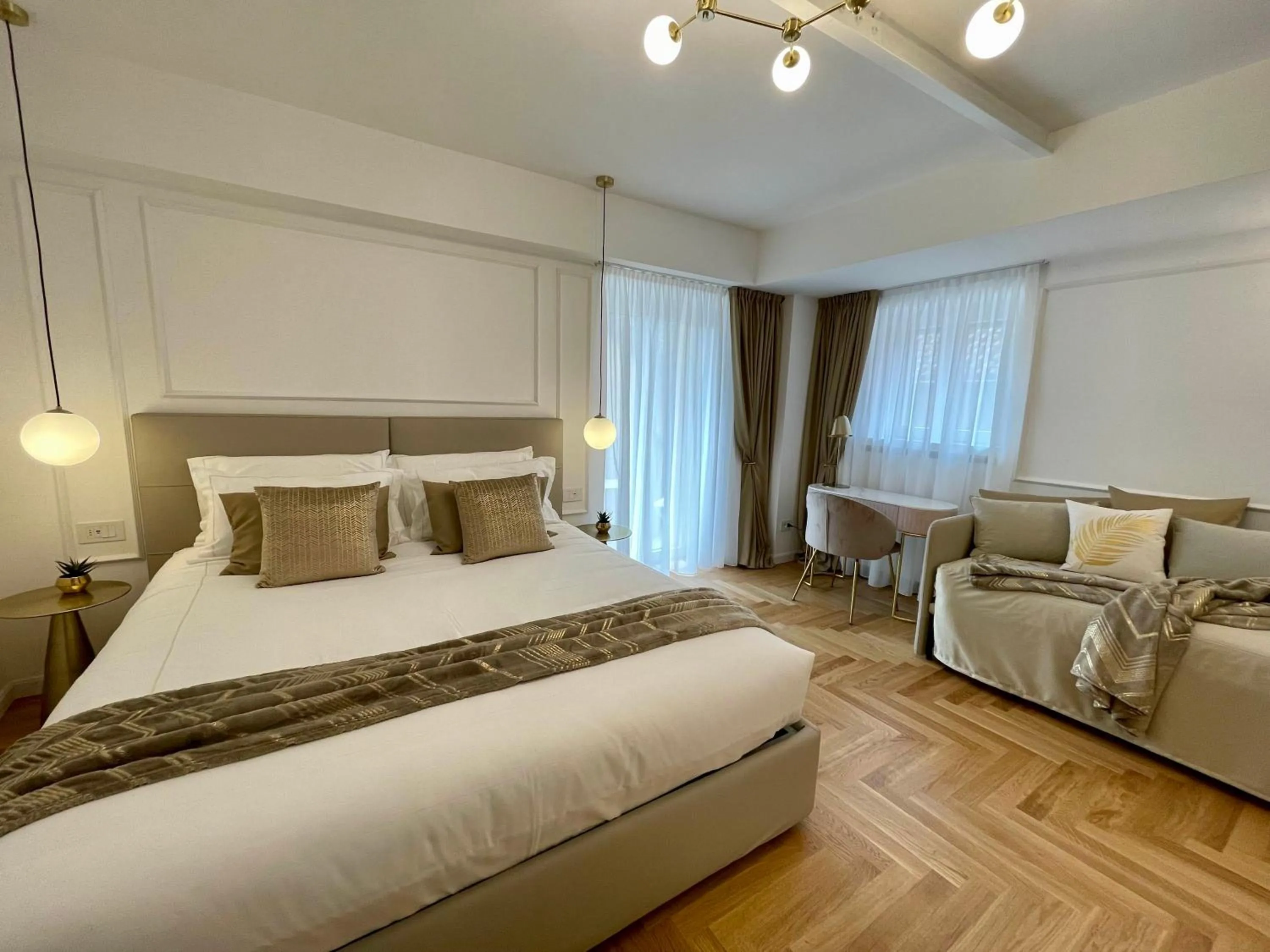 Bed in Bellagio Luxury Suites Apartments