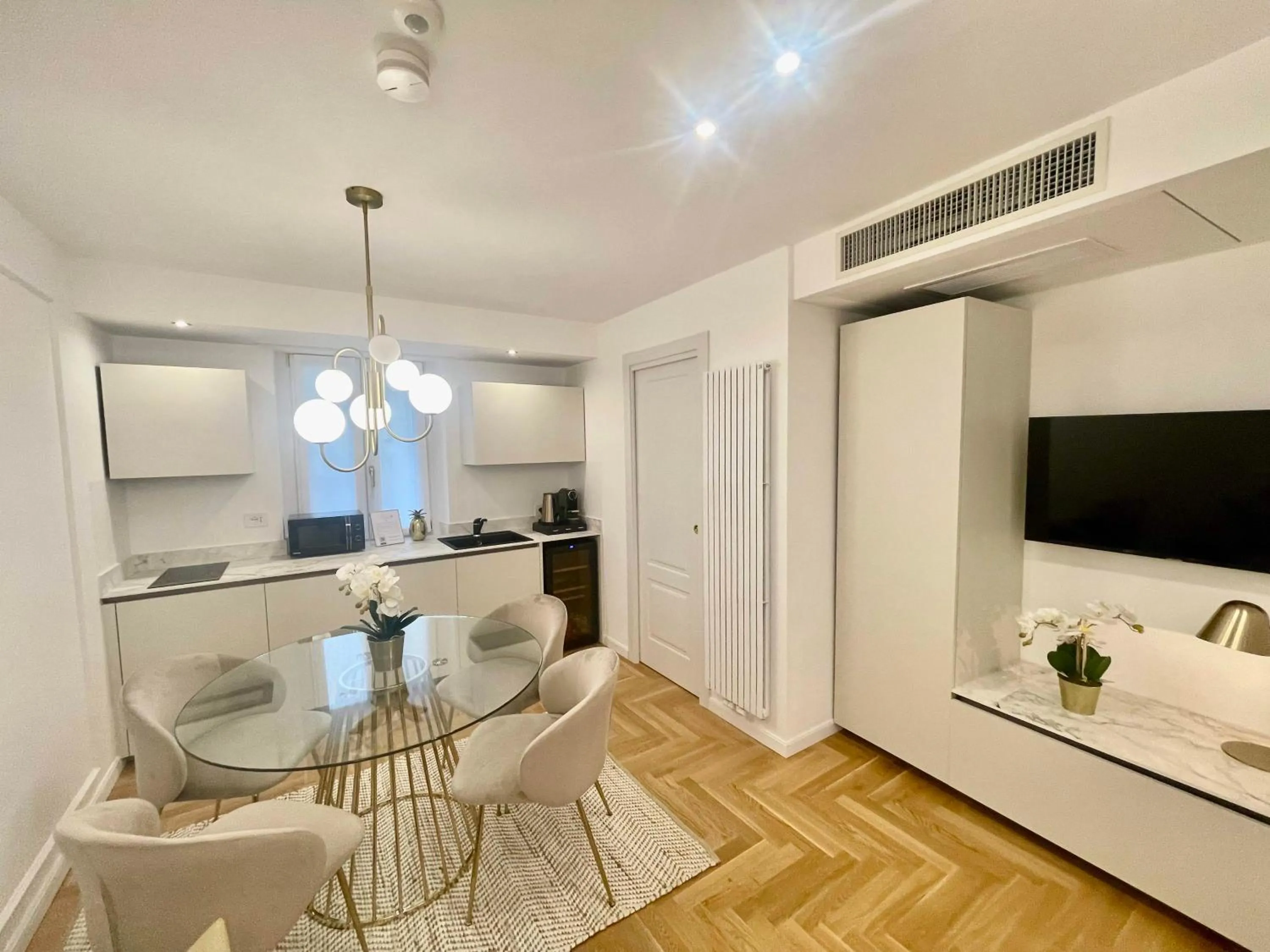 TV and multimedia in Bellagio Luxury Suites Apartments