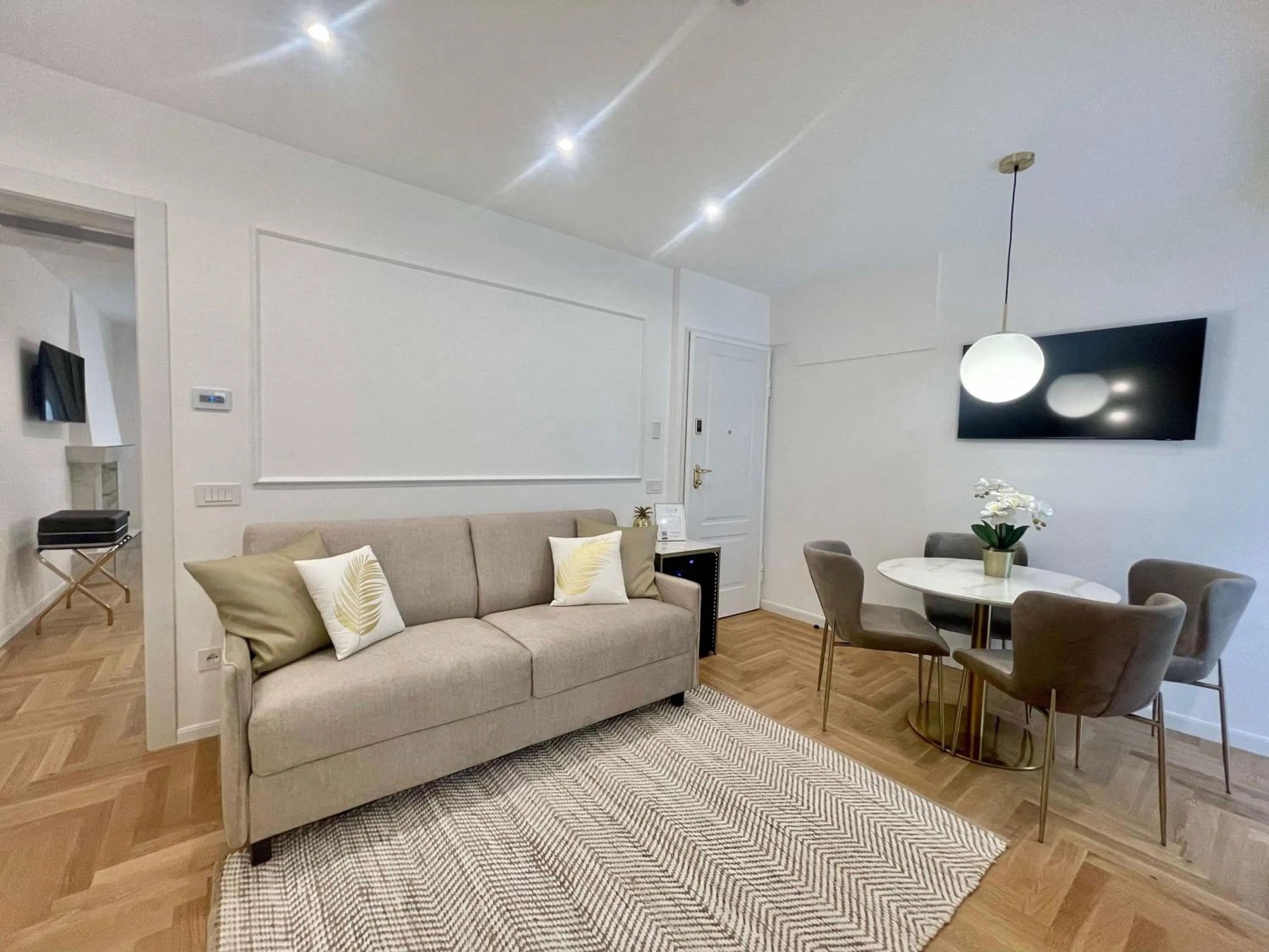 TV and multimedia in Bellagio Luxury Suites Apartments