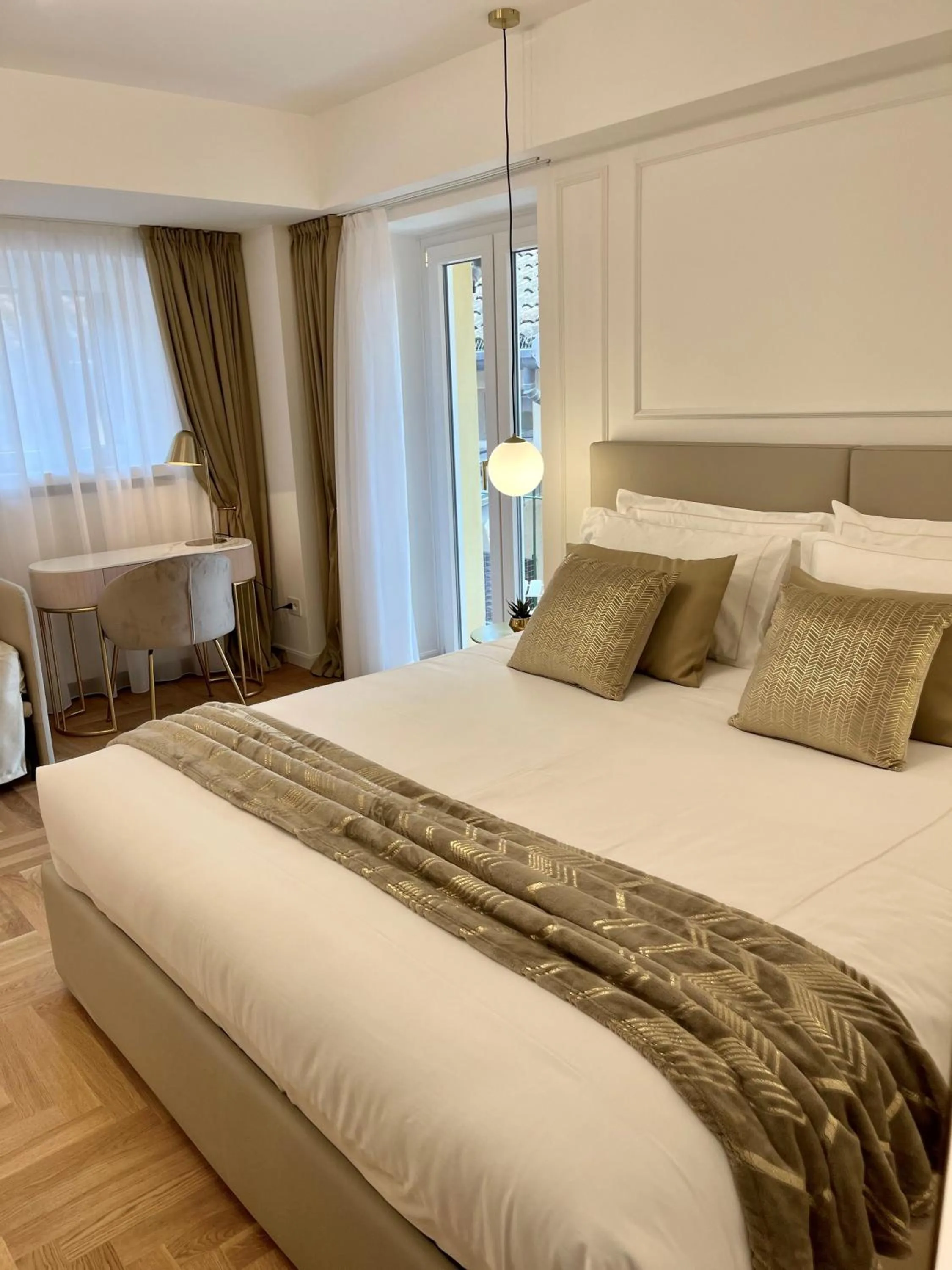 Bed in Bellagio Luxury Suites Apartments