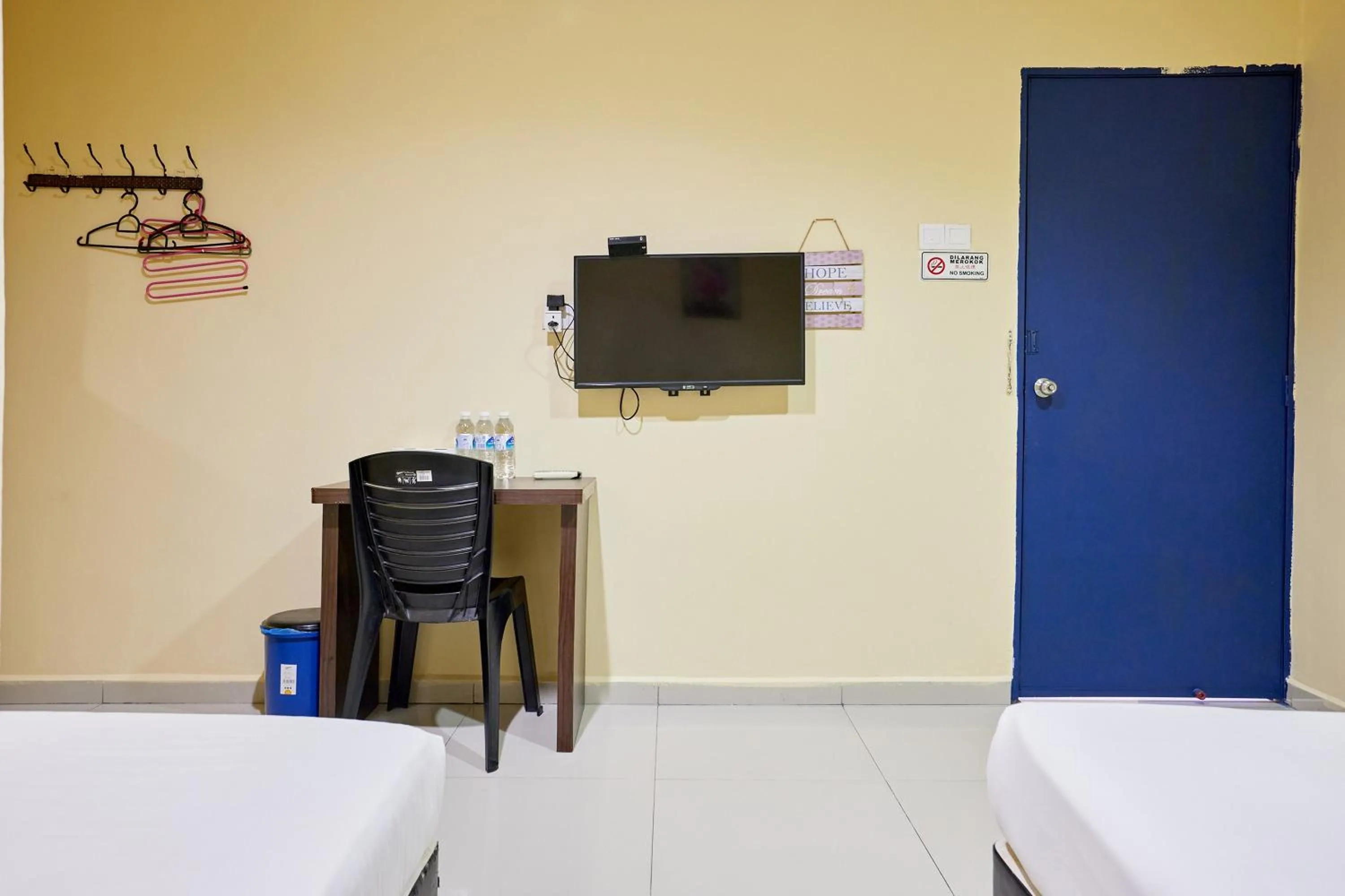 Bedroom, Bed in Hotel Inap Sri Gombak