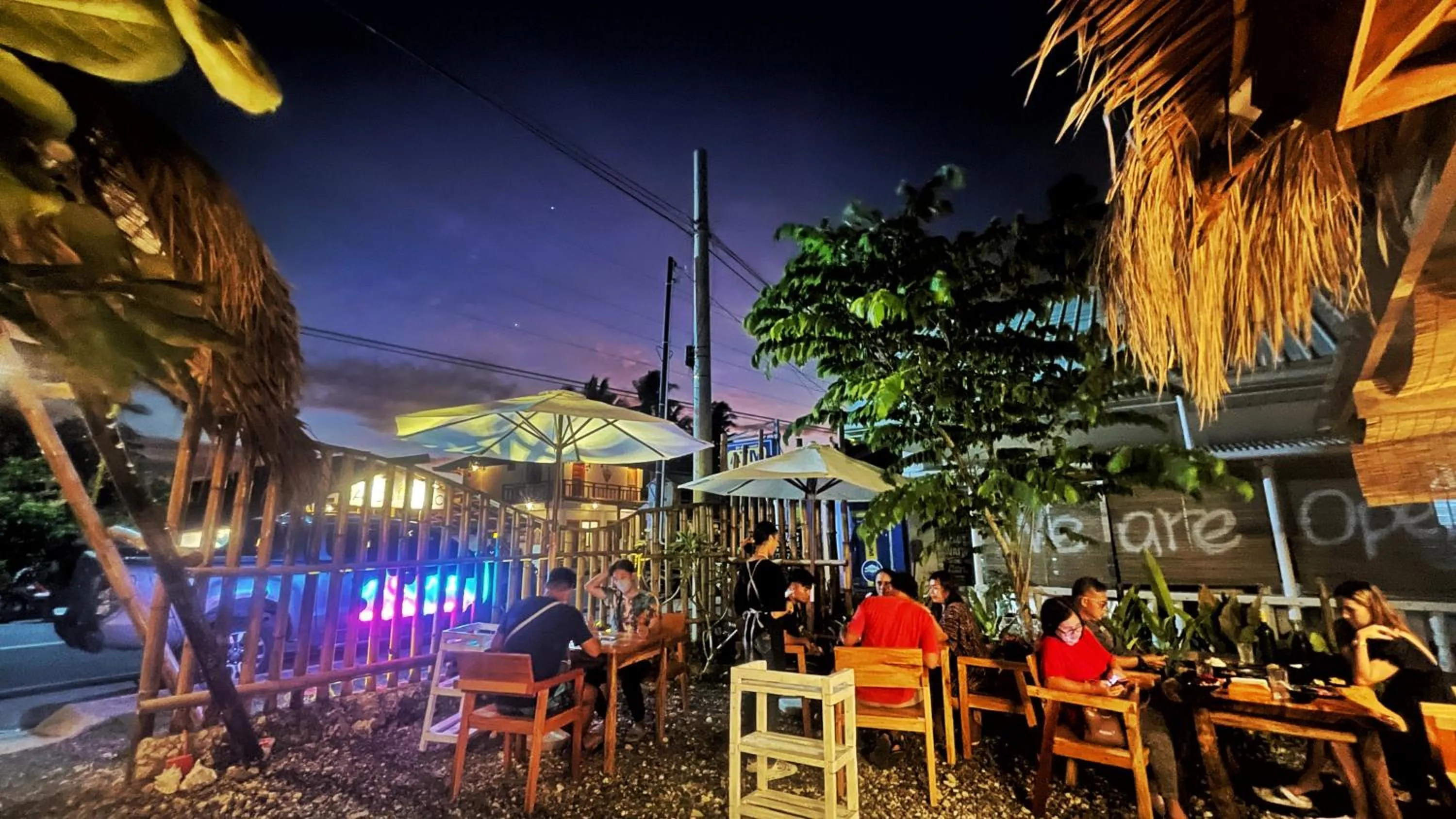 Restaurant/places to eat in AA Jungle Guesthouse Deluxe