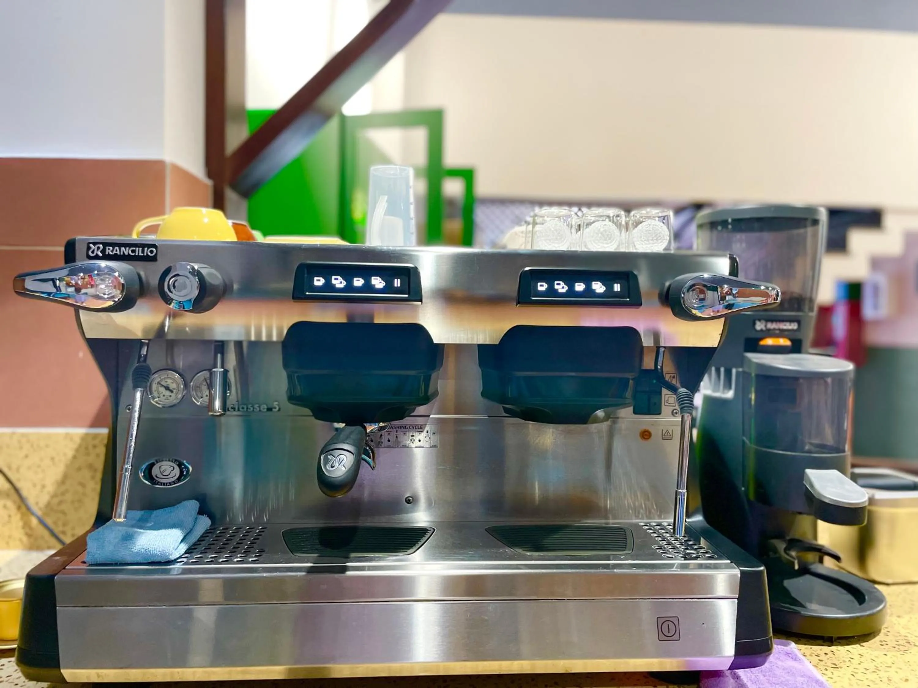 Restaurant/places to eat in Ahu Hotel & Apartment