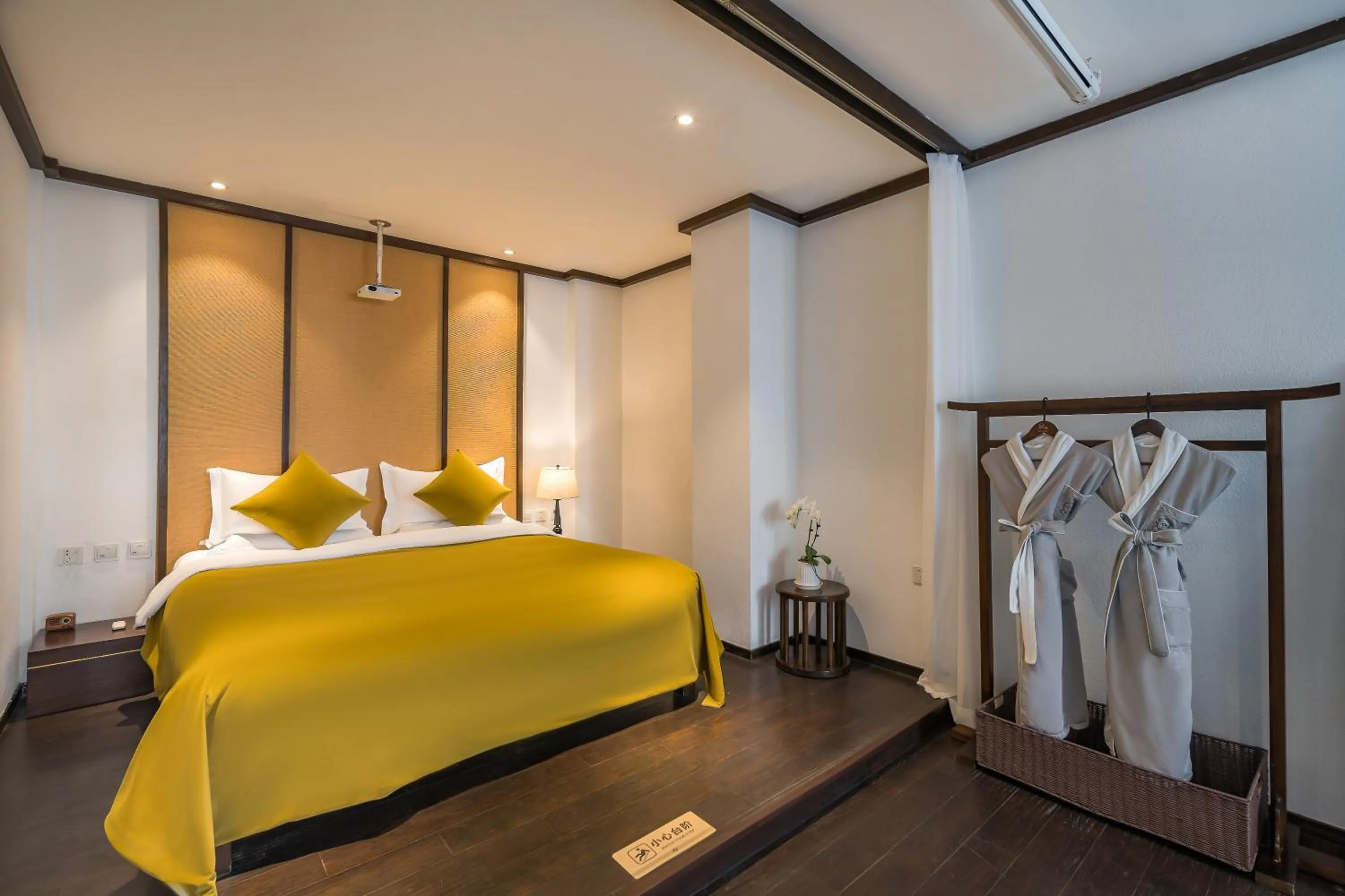 Photo of the whole room, Bed in Dasein Youlan Hotel-Near the Forbidden City, Tiananmen Square, Guijie Street, Beihai Park, Jingshan Park, and Yonghe Temple